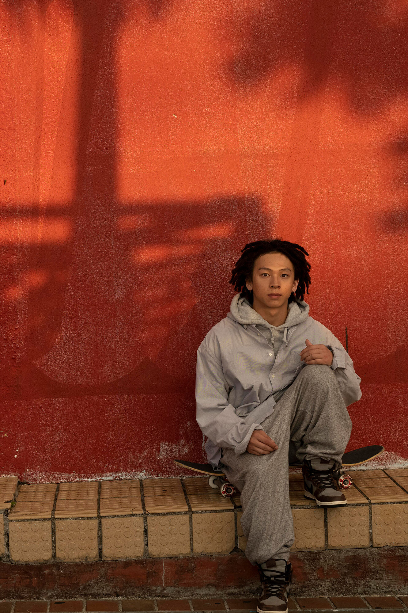 プルパーカにアンクルパンツを合わせた平野歩夢の画像