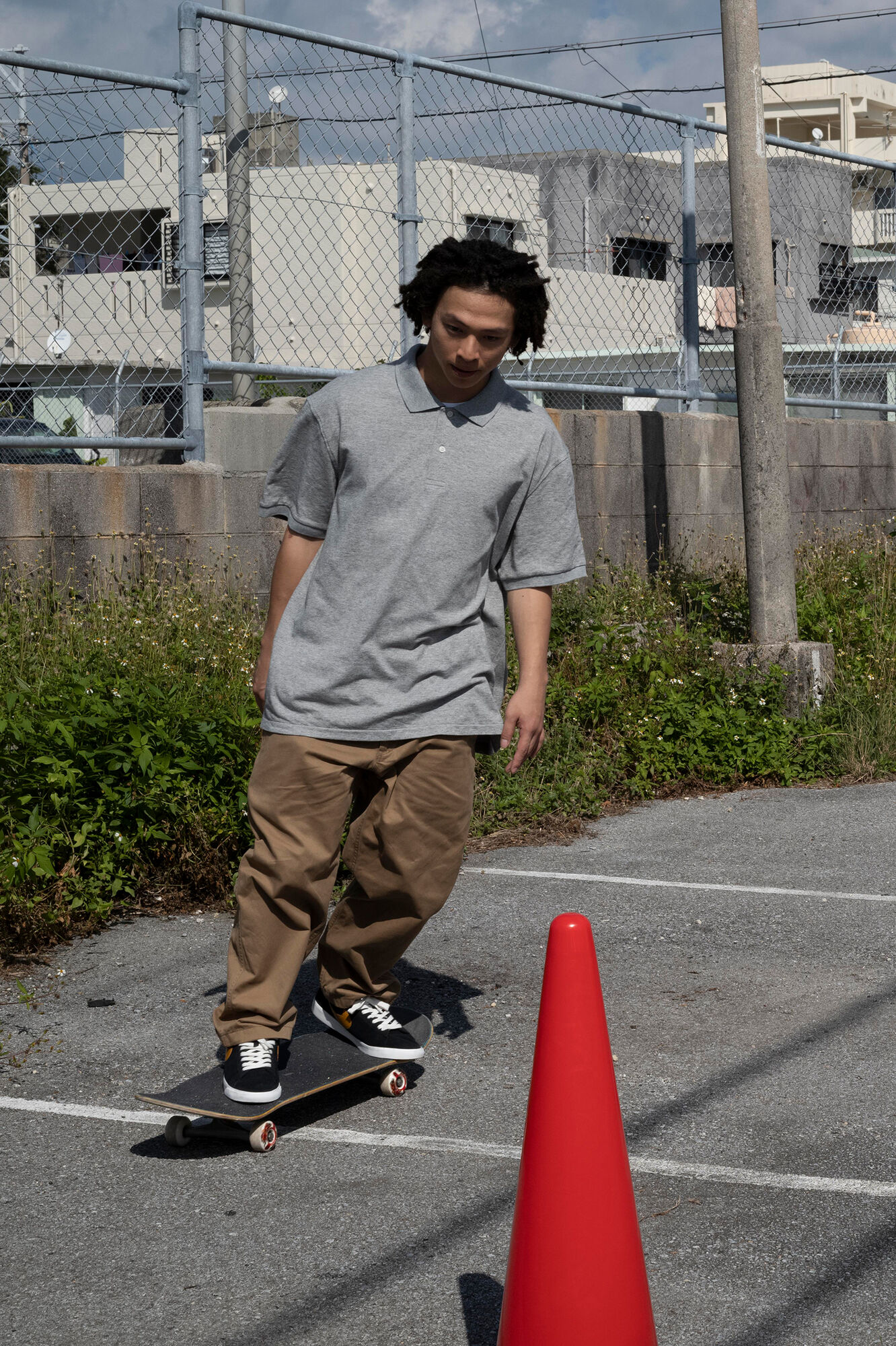 ポロシャツにフィットチノパンツを合わせた平野歩夢の画像