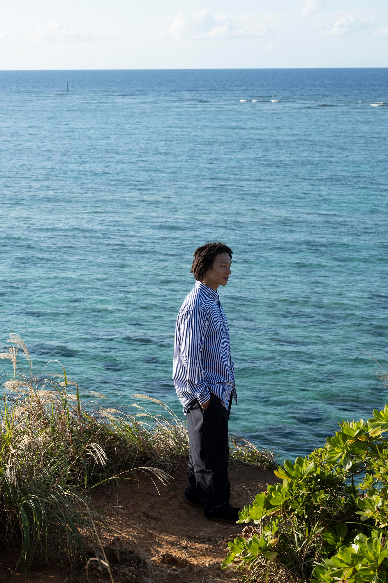 ストライプシャツにナイロンギアパンツを合わせた平野歩夢の画像