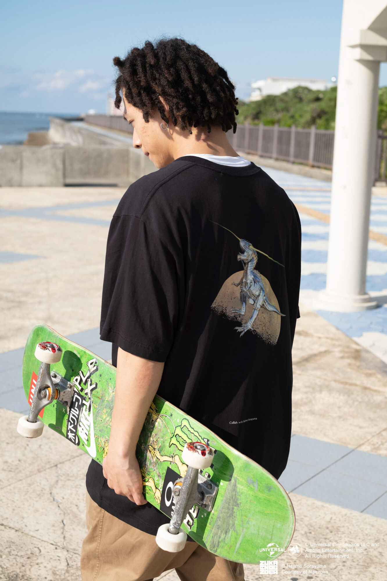 ジュラシック・ワールドにレギュラーフィットチノパンツを合わせた平野歩夢の画像