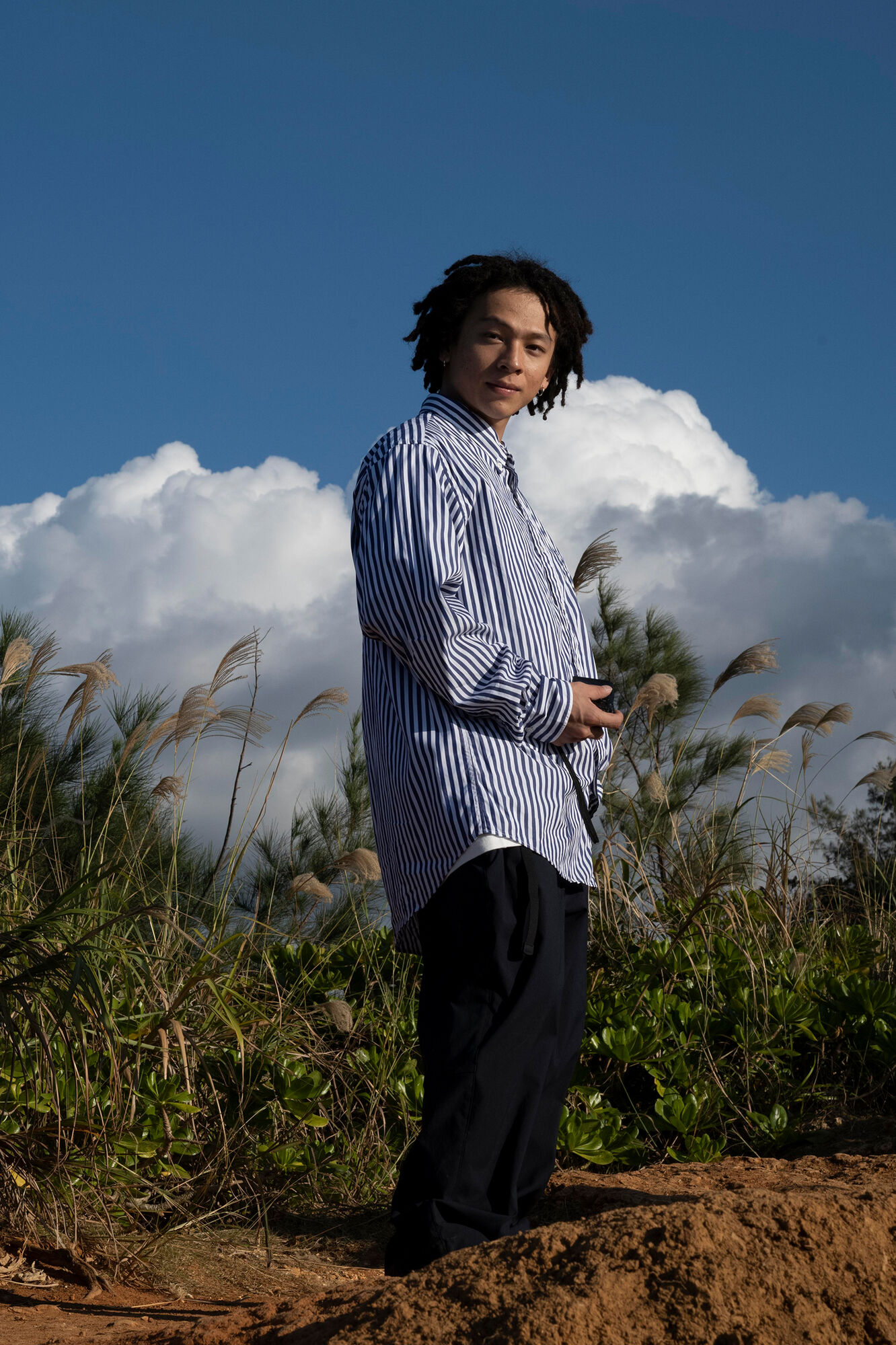 ストライプシャツにナイロンギアパンツを合わせた平野歩夢の画像