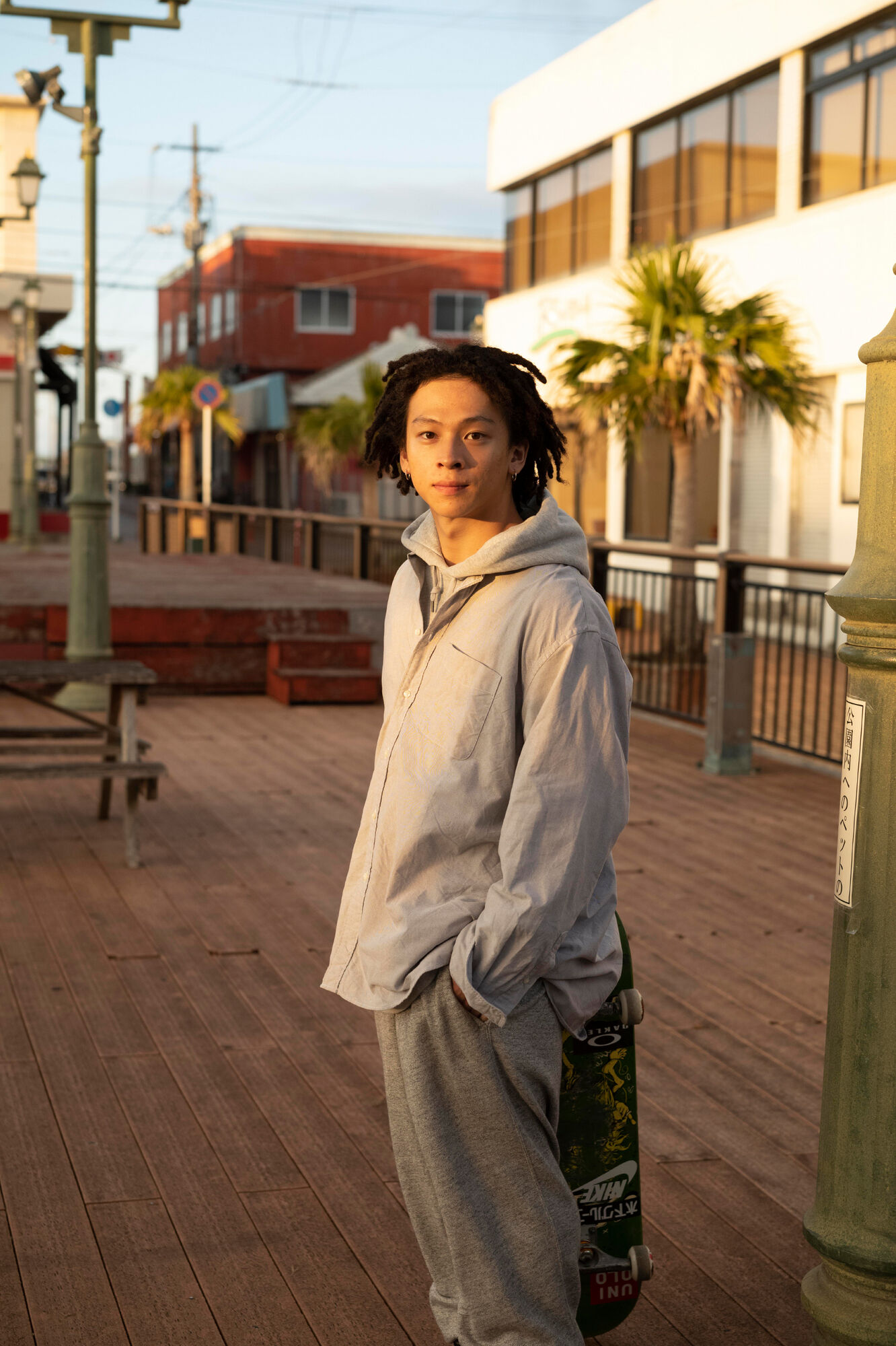 パーカにアンクルパンツを合わせた平野歩夢の画像