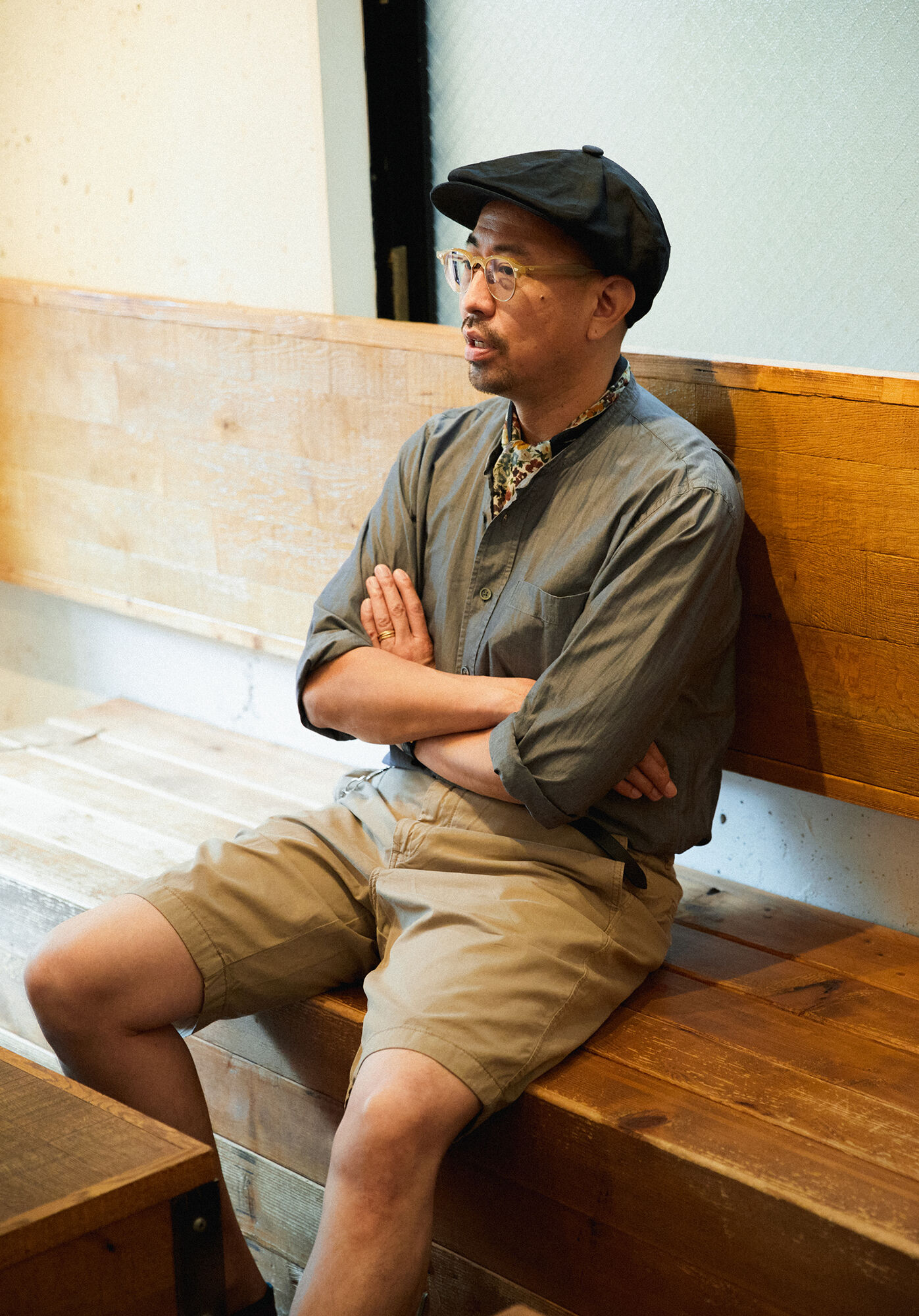 小林新さんが椅子に座っているところ