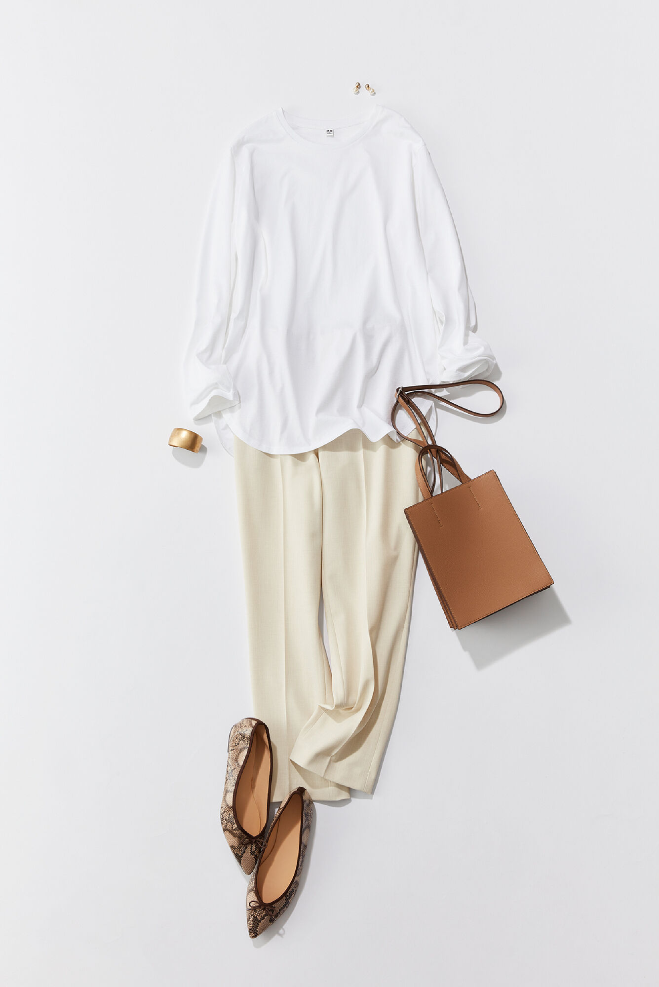 白のスマートアンクルパンツにスムースコットンシャツテールTを合わせたコーデ
