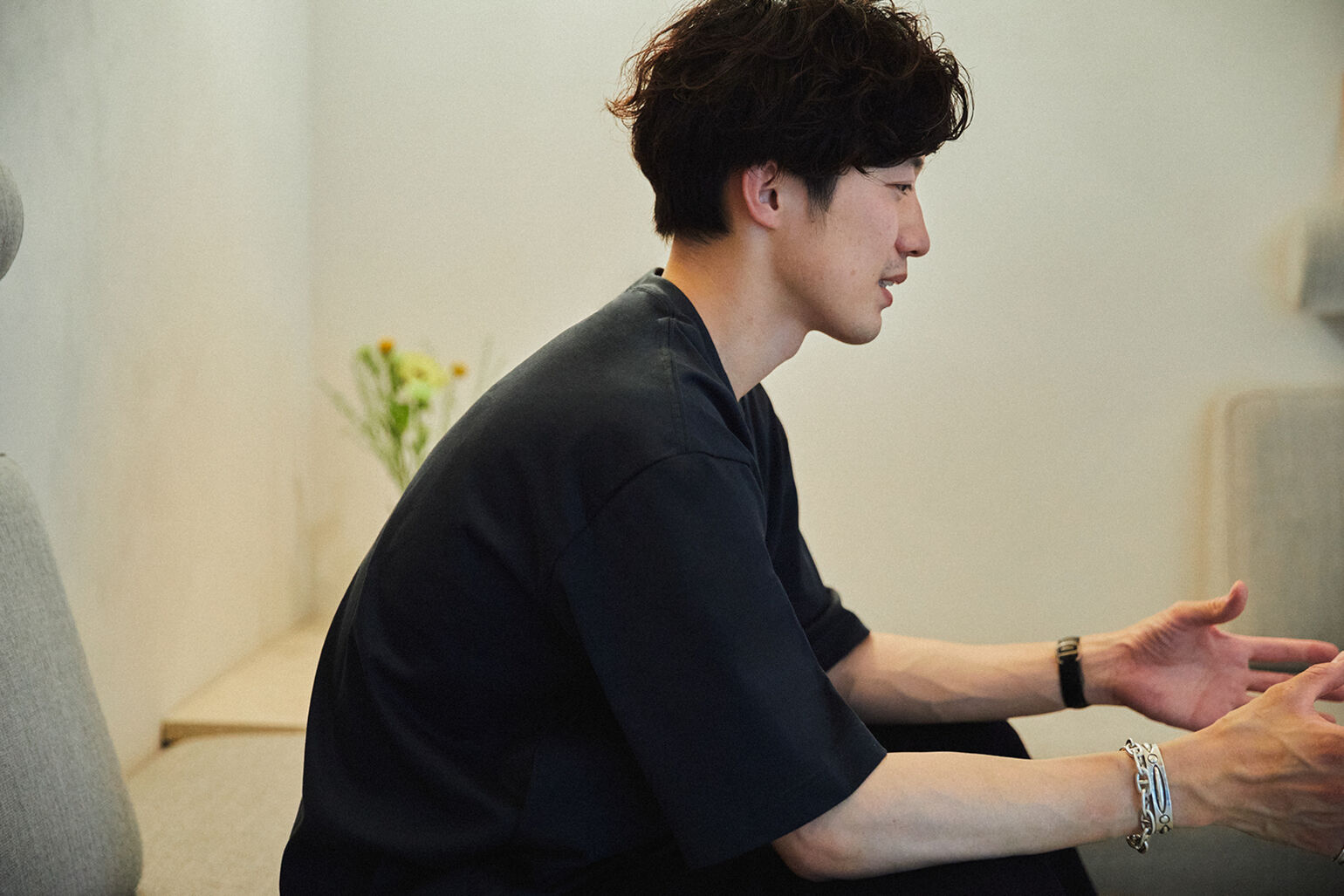 並木さん横向き上半身
