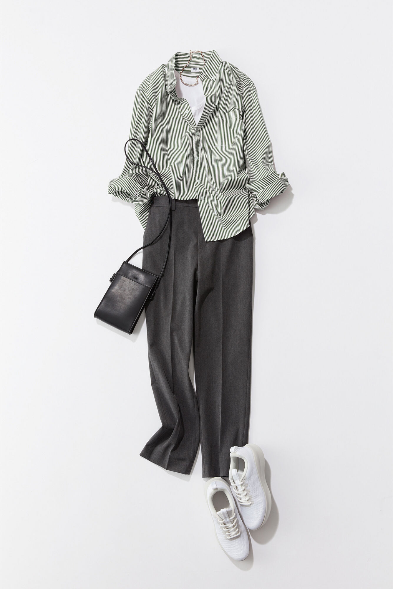 白いニットレースアップスニーカーを使用したコーディネート