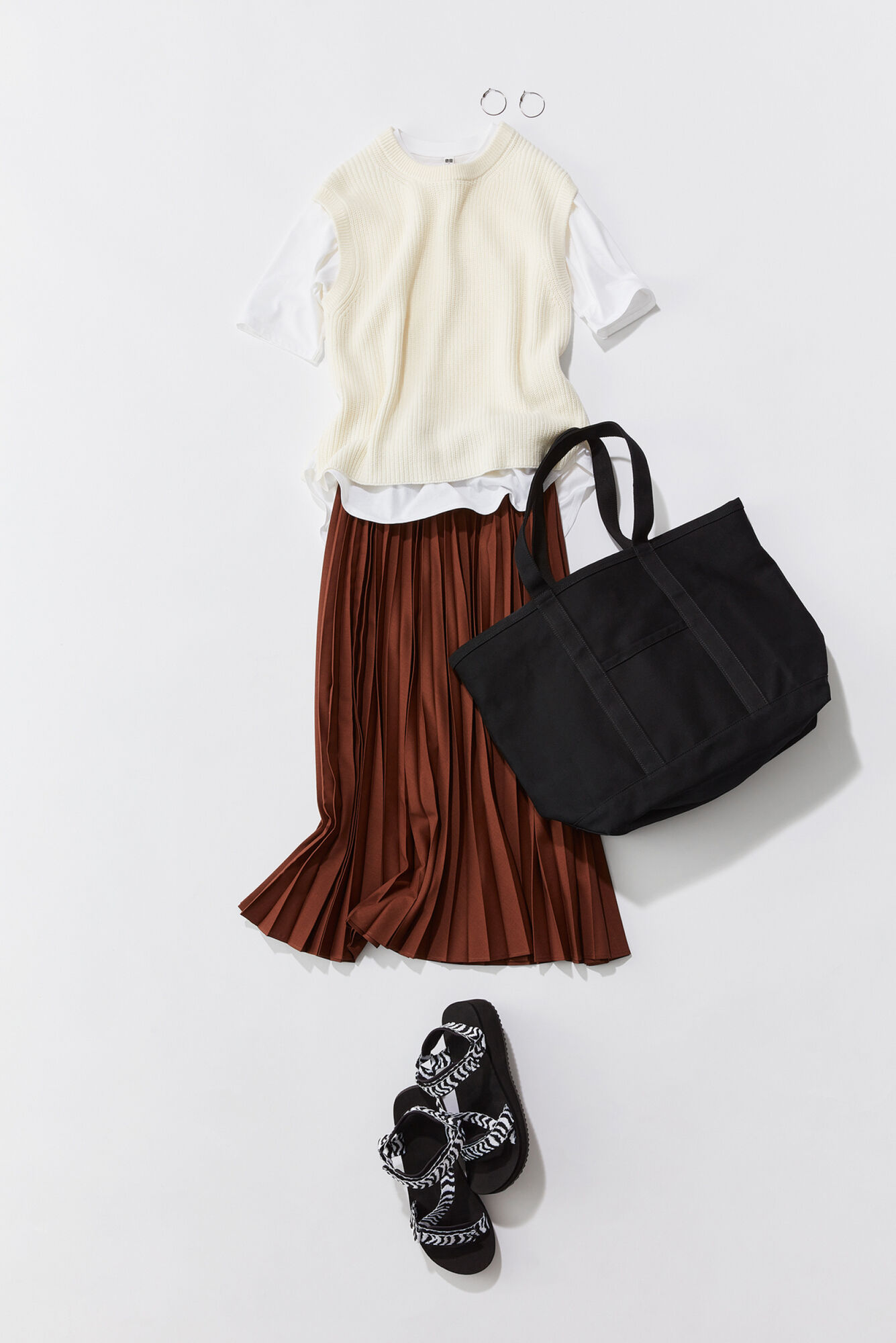 黒いツールトートバッグを使ったコーディネート