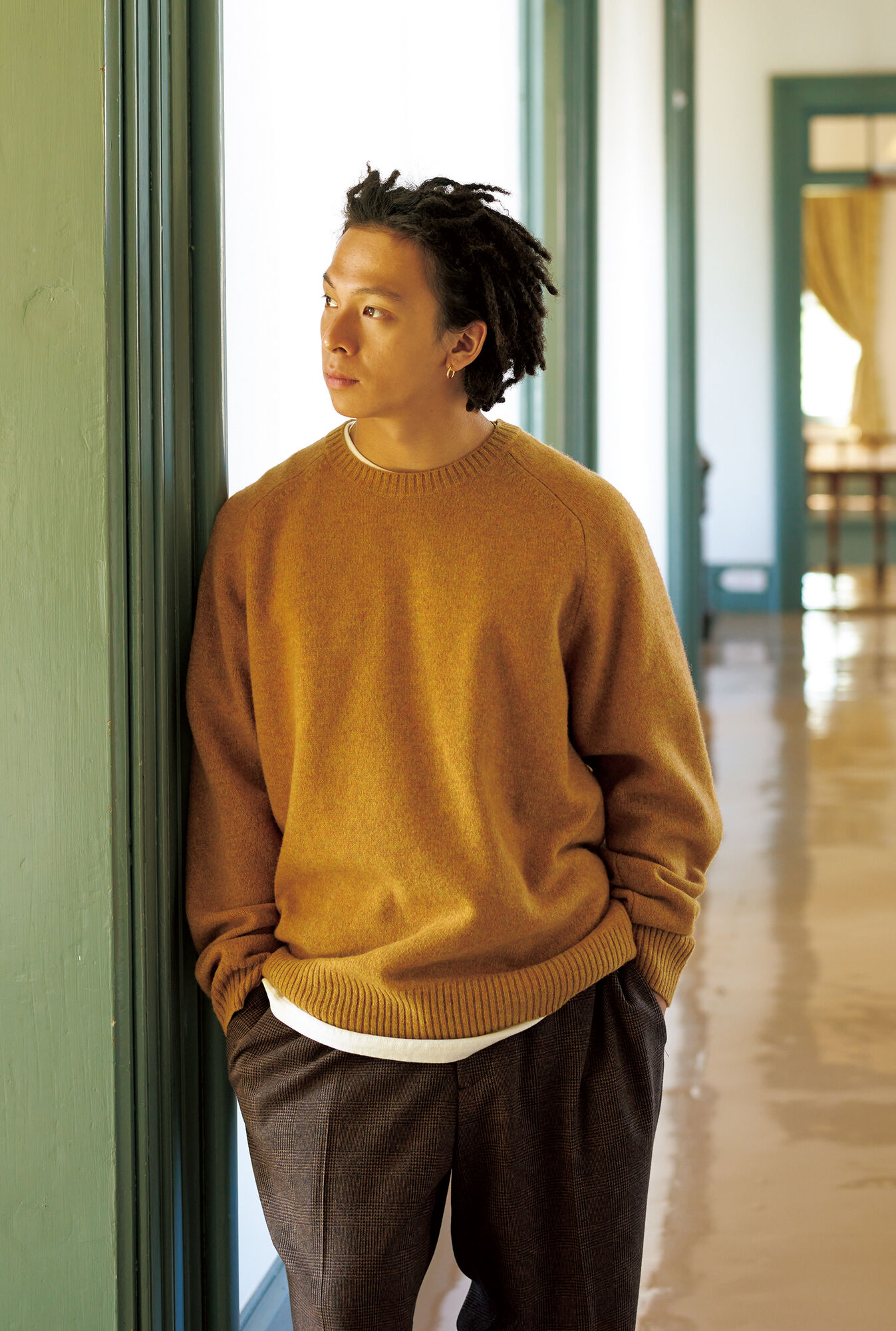 プレミアムラムクルーネックセーターとクルーネックTにスマートアンクルパンツを合わせた平野歩夢の画像