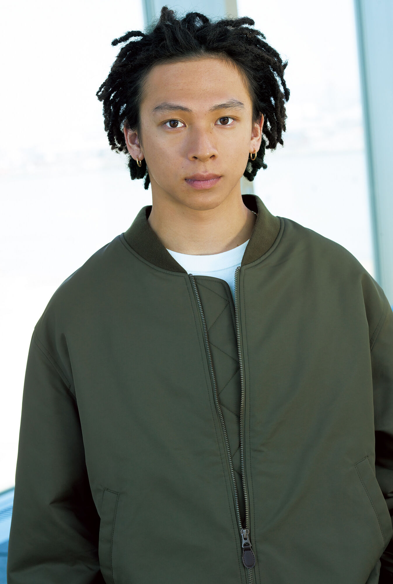 MA-1ブルゾンにクルーネックTシャツを合わせた平野歩夢の画像