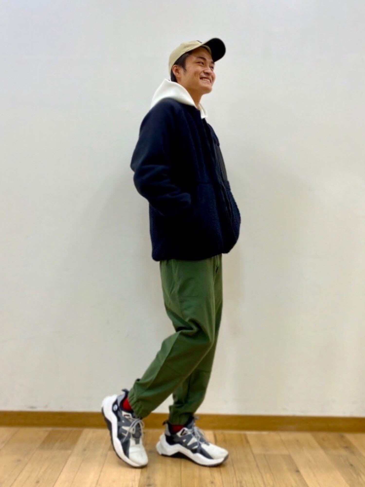 防風アウターフリースジャケットをパーカの上に羽織ってジョガーパンツを合わせたアウトドアにぴったりなカジュアルなメンズコーデ