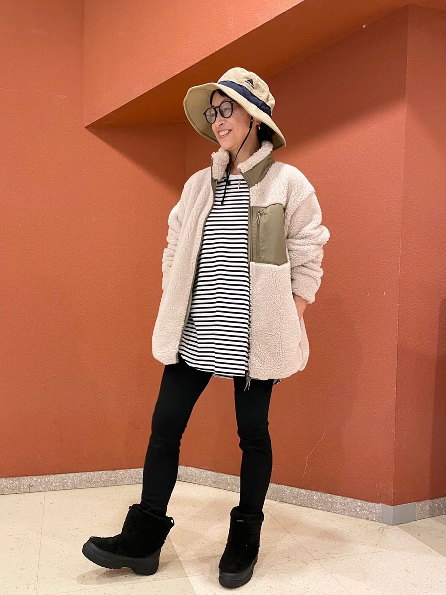 防風機能付きのフリースジャケットにボーダーT×レギンスパンツのシンプルなアウトドアコーデ