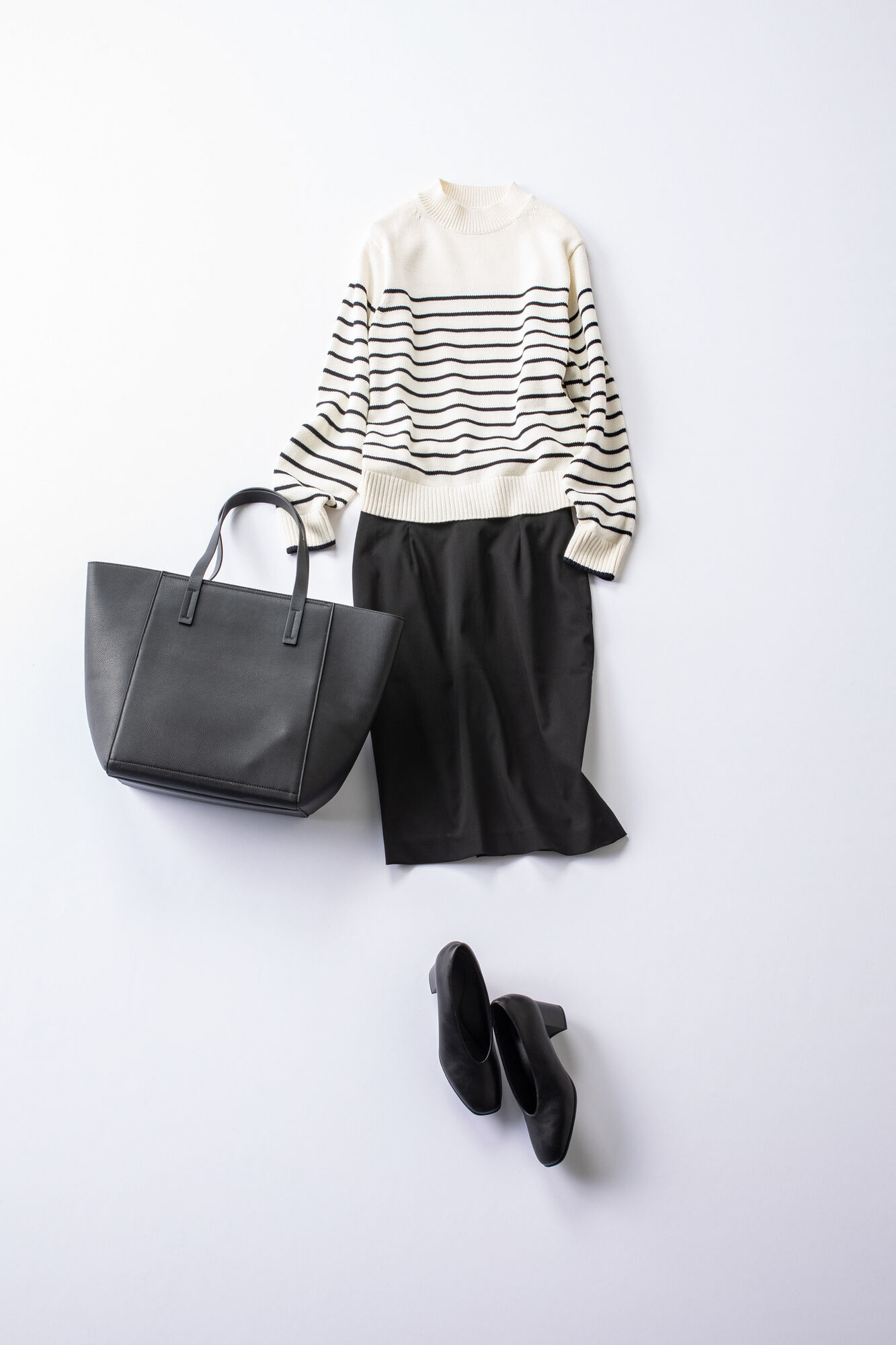 タイトスカートにボーダーニット、小物も黒でまとめたレディースコーデ。