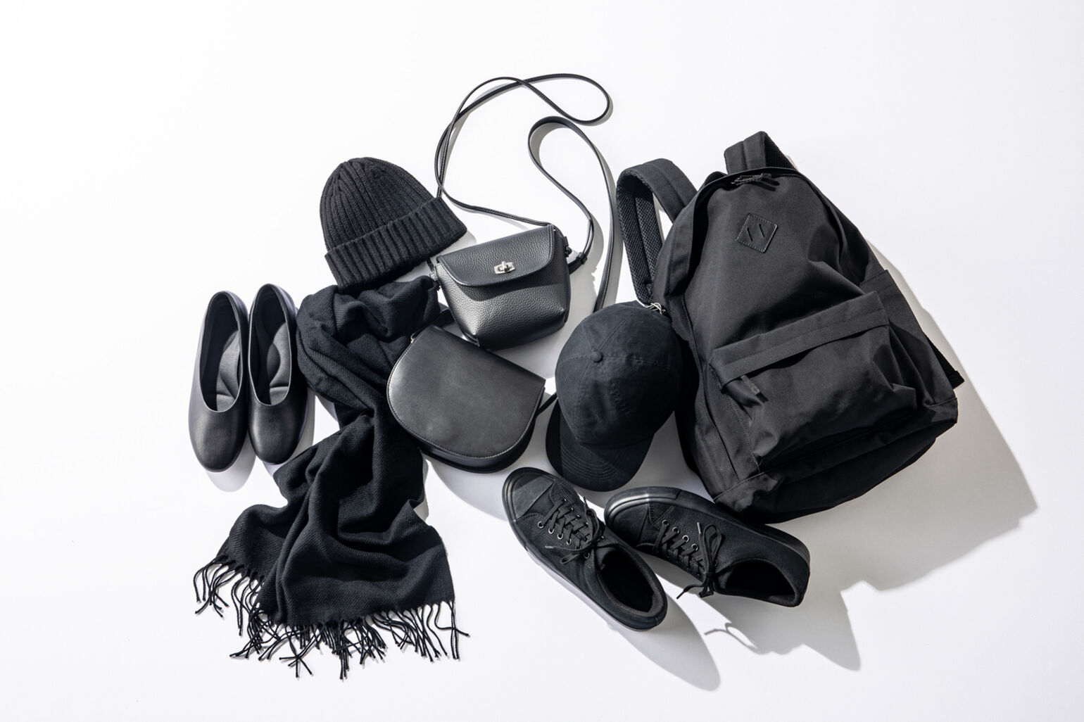 バックパック、リブビーニー、ショルダーバッグ、マフラー、スニーカー、パンプス、キャップ