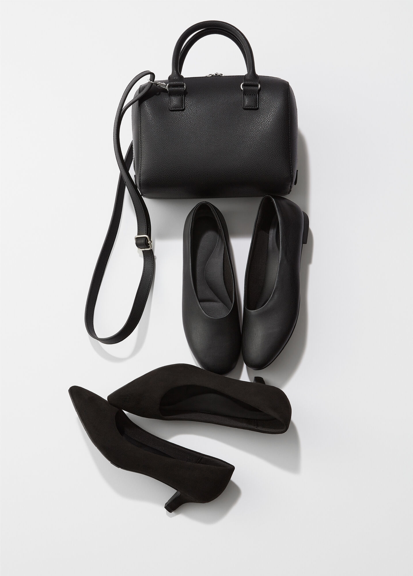 黒小物のレザータッチ2WAYボストンバッグ、コンフィールタッチラウンドシューズ、コンフィールタッチパンプス