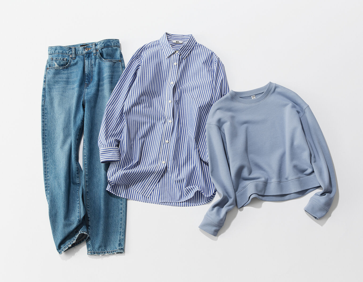 ブルーのペグトップハイライズジーンズ、コットンストライプロングシャツ、クロップドスウェットシャツ