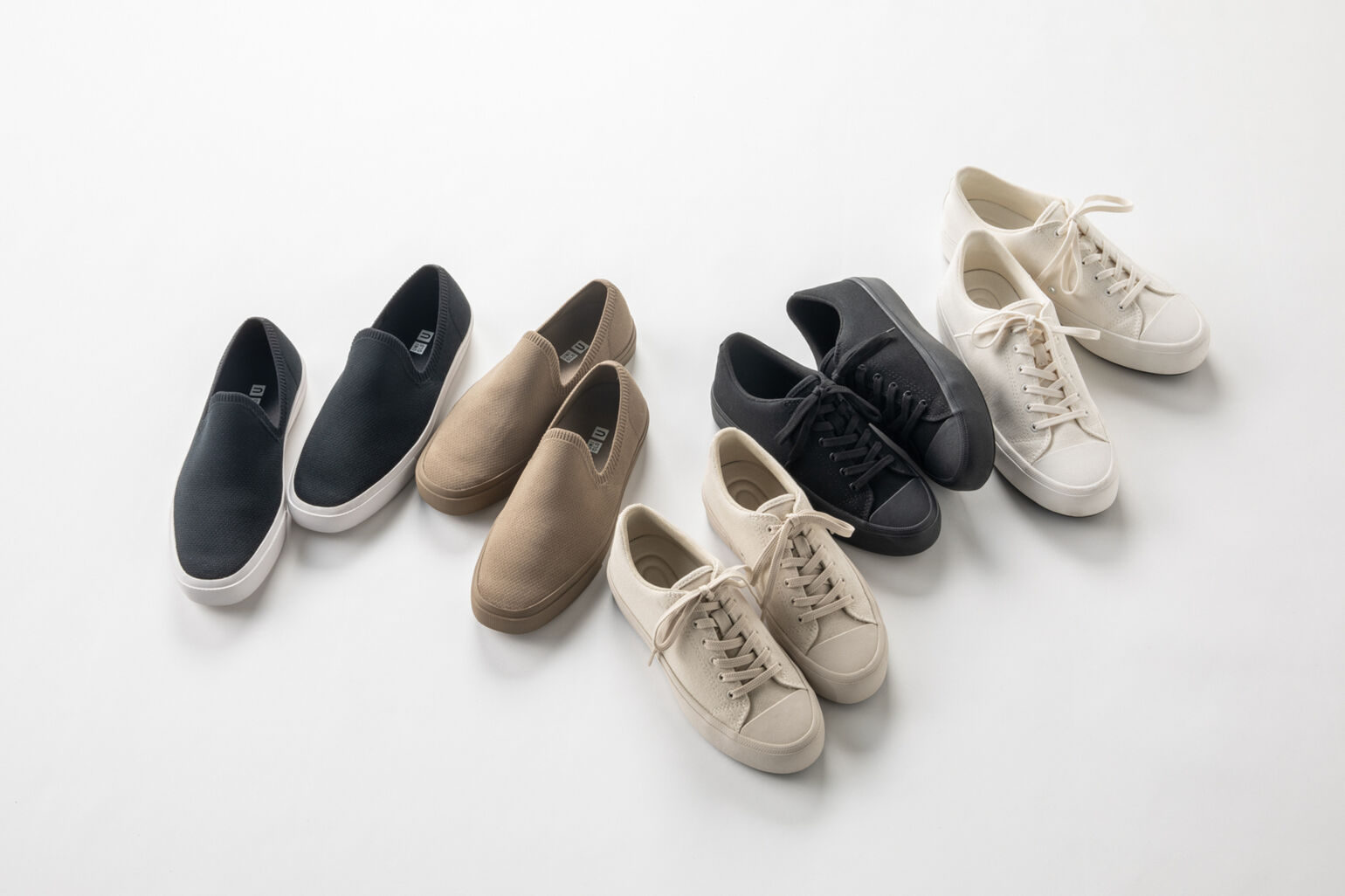 コットンキャンバススニーカーとニットスニーカー。