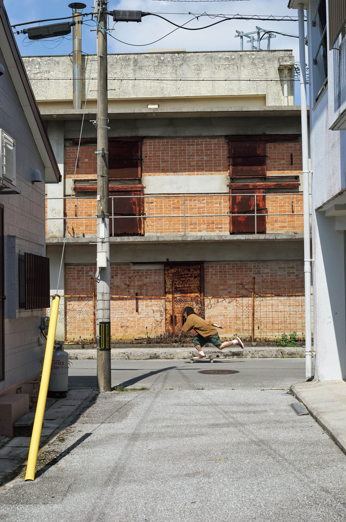 エアリズムコットンオーバーサイズTシャツにチノショーツを合わせた平野歩夢の画像