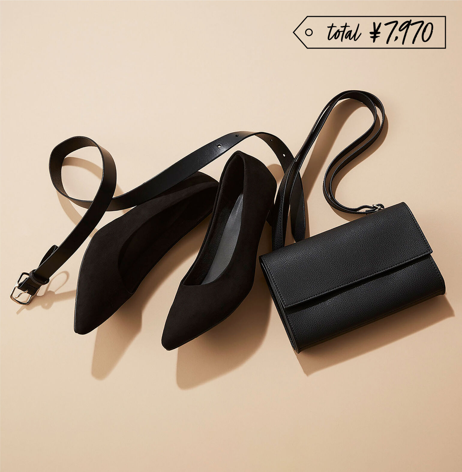 黒いクリーンベルトと黒いコンフィールタッチパンプスと黒いレザータッチフラップショルダーバッグ