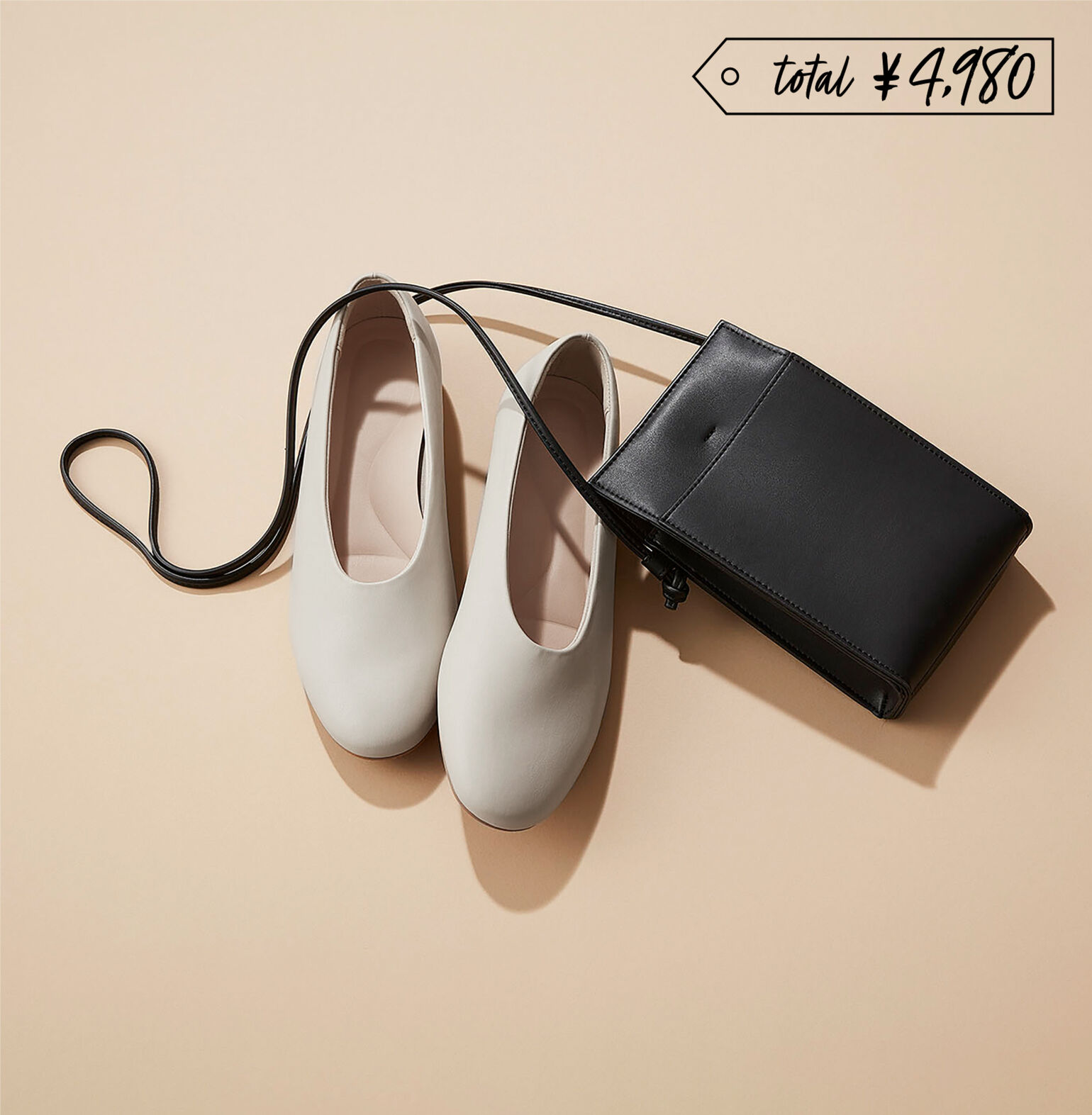 白いコンフィールタッチラウンドシューズと黒いレザータッチミニツールショルダーバッグ