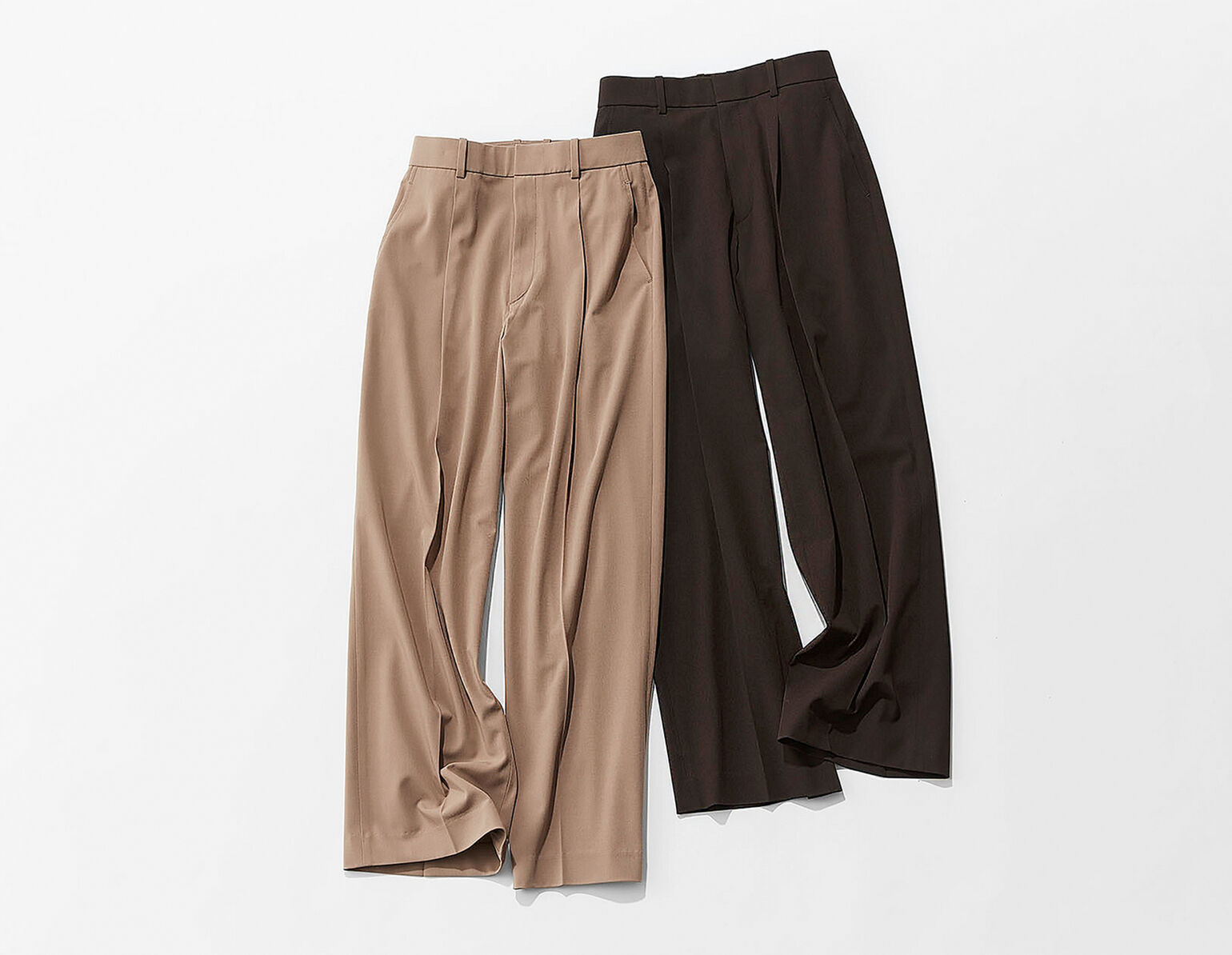 ベージュのタックワイドパンツと茶色いタックワイドパンツ