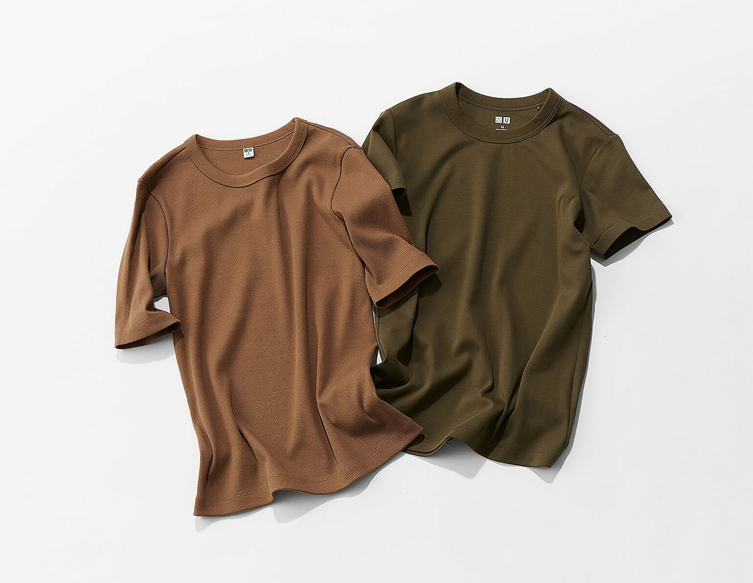茶色いクルーネックTと茶色いリブクルーネックT