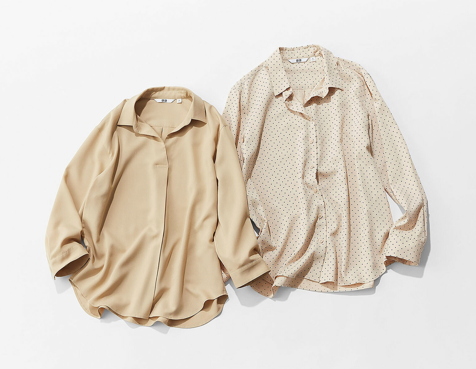 ベージュのレーヨンスキッパーブラウスとベージュのレーヨンプリントブラウス