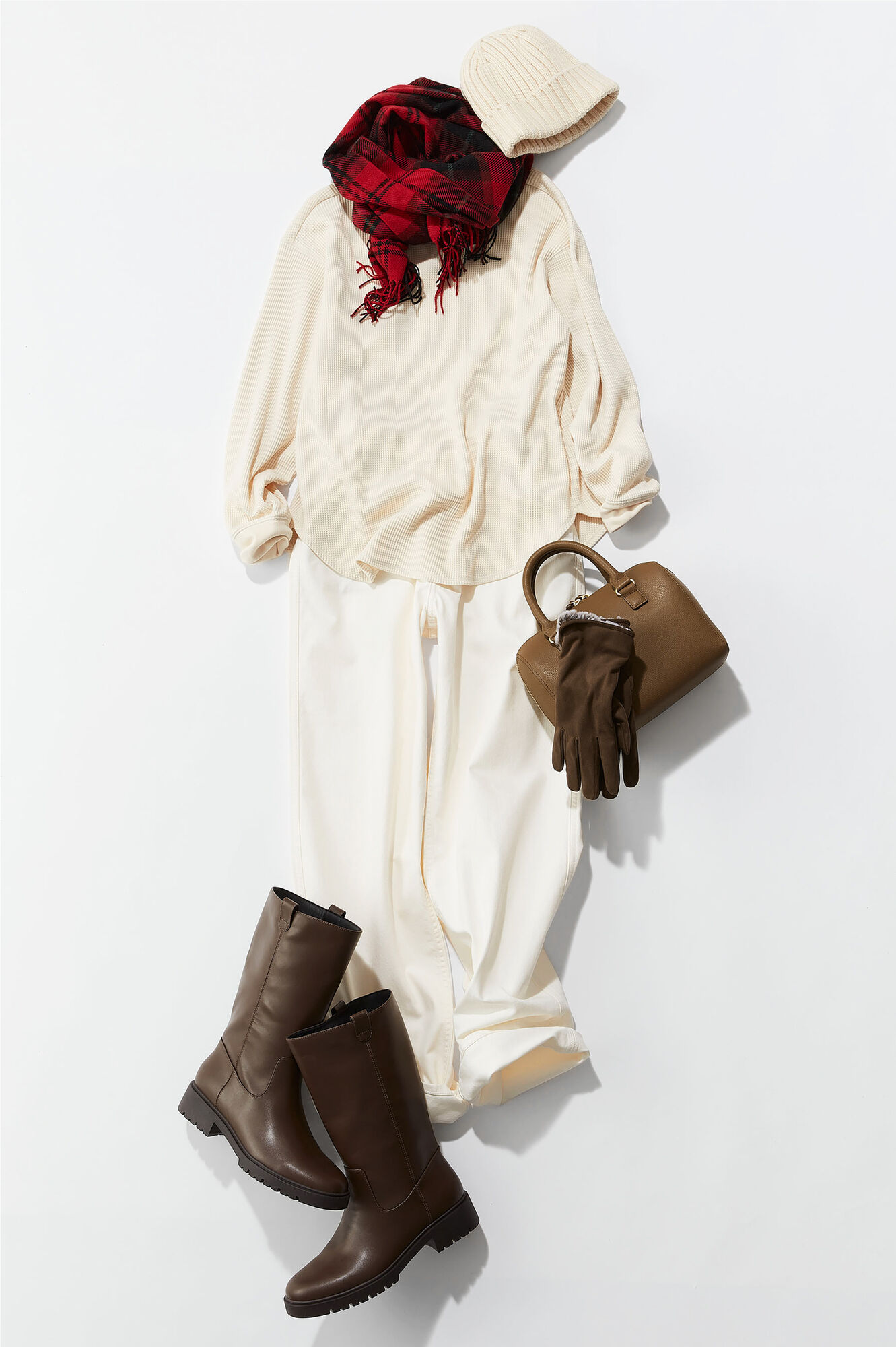 白いワッフルクルーネックTと白いバギージーンズに白いヒートテックリブビーニーと赤いヒートテックマフラーを合わせたコーディネート