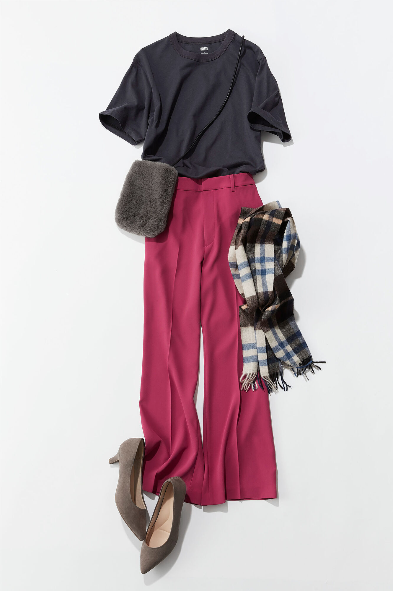 グレーのクルーネックTシャツとピンクのドレープフレアパンツにグレーのフラッフィーミニショルダーバッグをあわせたコーディネート