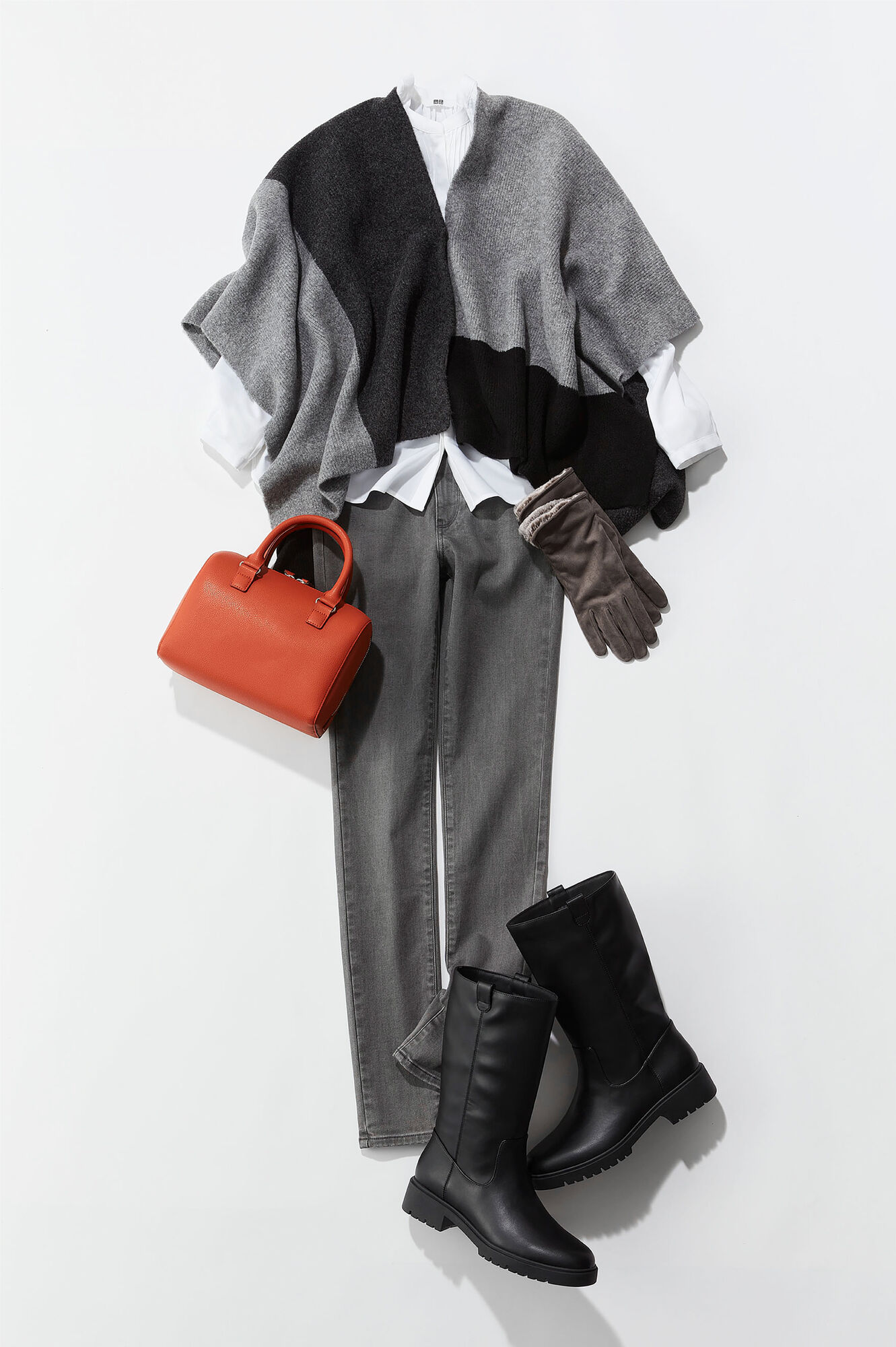 白いレーヨンピンタックブラウスとグレーのウルトラストレッチスキニーハイライズジーンズに黒いコンフィールタッチミドルブーツを合わせたコーディネート