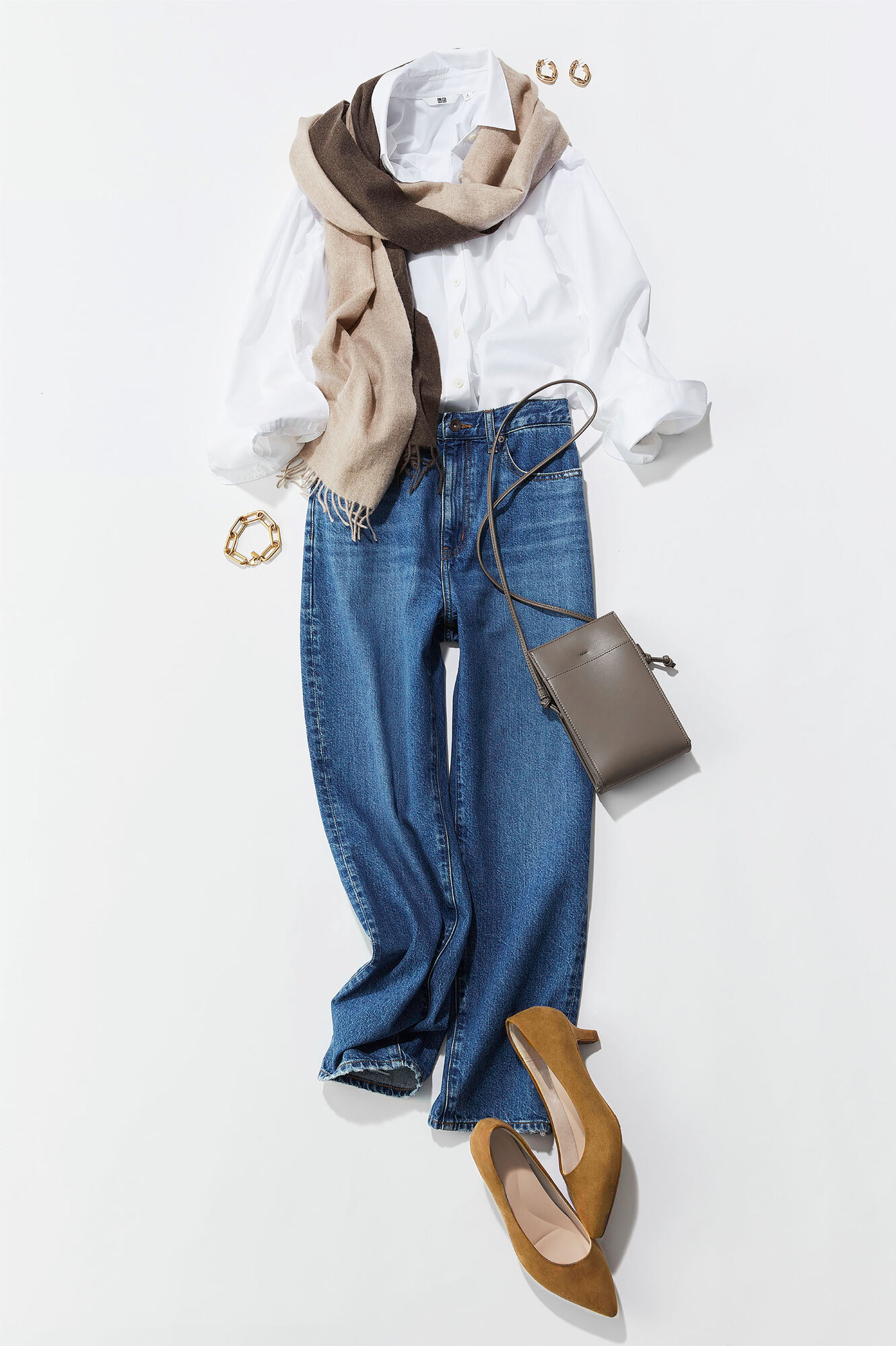 白いコットンシャツとブルーのペグトップハイライズジーンズに茶色とベージュのカシミヤマフラーを合わせたコーディネート
