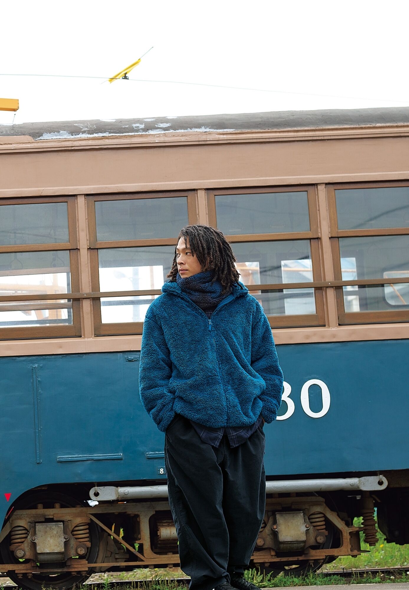 ファーリーフリースフルジップジャケットとフランネルチェックシャツにワイドフィットワークパンツを合わせた平野歩夢の画像