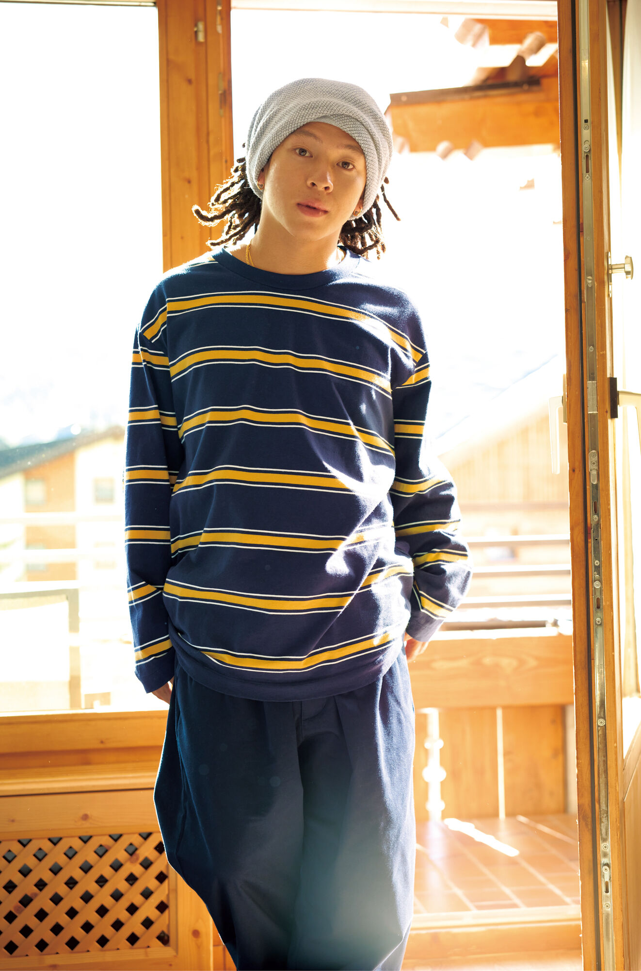 紺のボーダーTと紺のイージーリラックスアンクルパンツを合わせた平野歩夢の画像