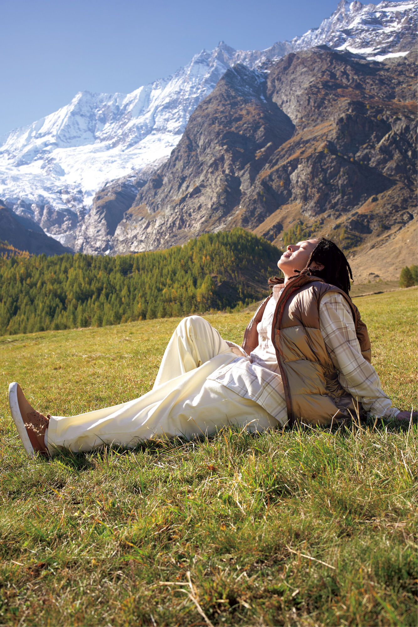 ウルトラライトダウンベストとフランネルチェックシャツにコットンリラックスアンクルパンツを合わせた平野歩夢の画像