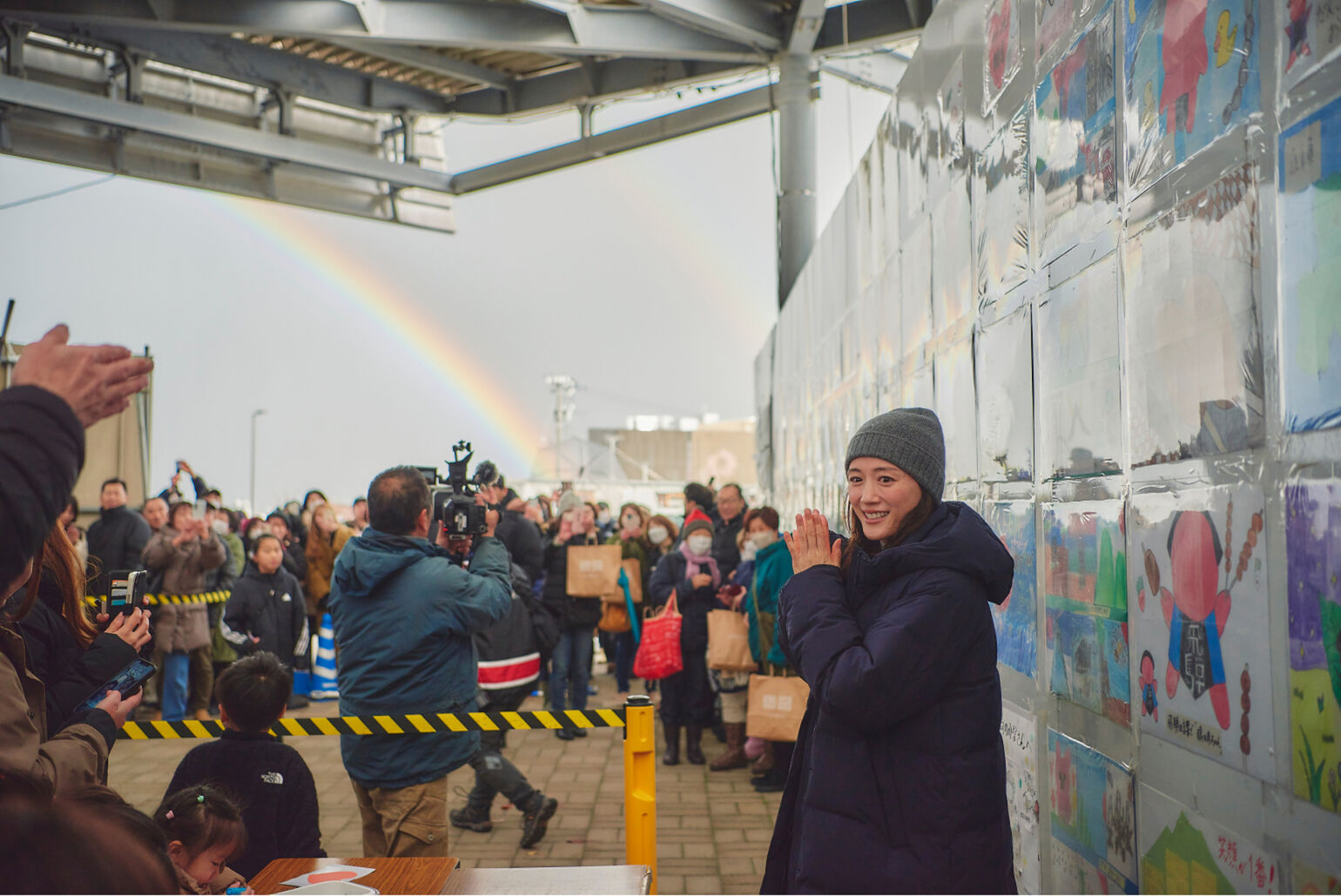 綾瀬さんが登場した瞬間に雨が止み、2本の虹が輪島の空にかかるという奇跡