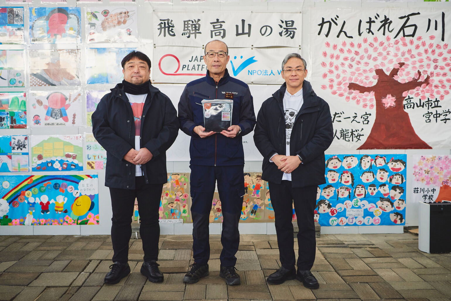ユニクロ COOの清智彦が代表してヒートテックを寄贈