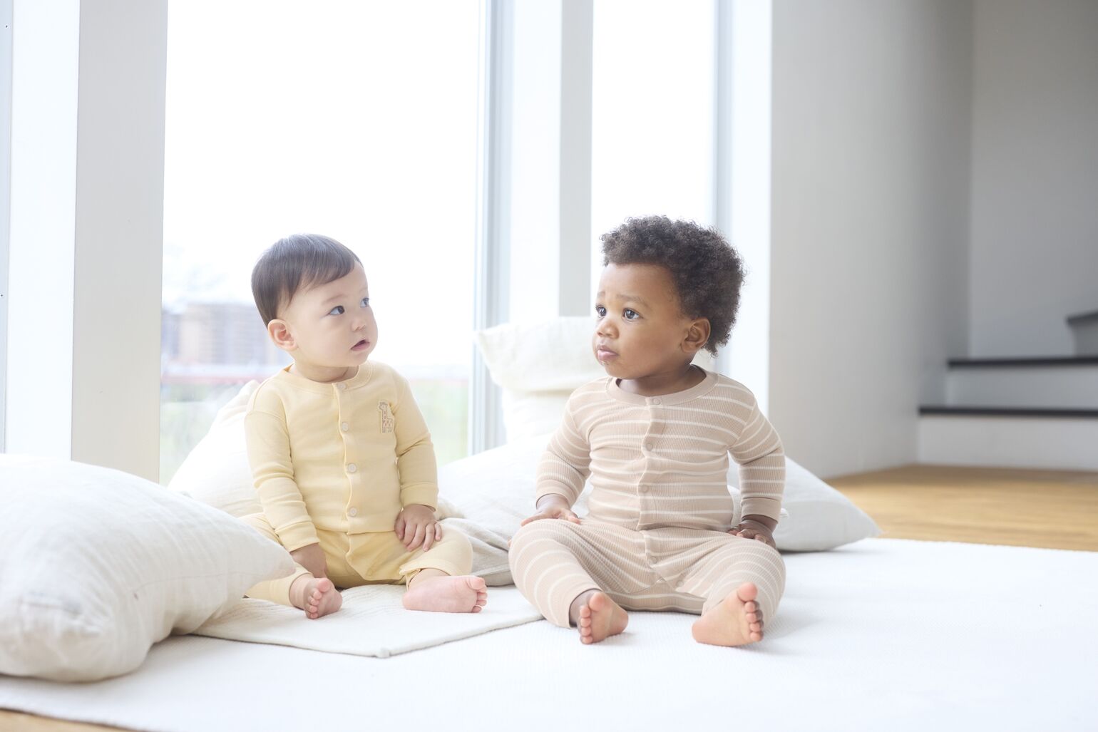 座って横並びの新生児2人