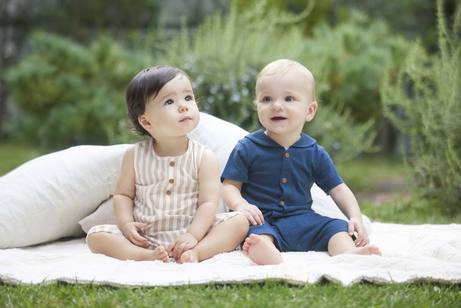 ショートオールを着た赤ちゃん2人
