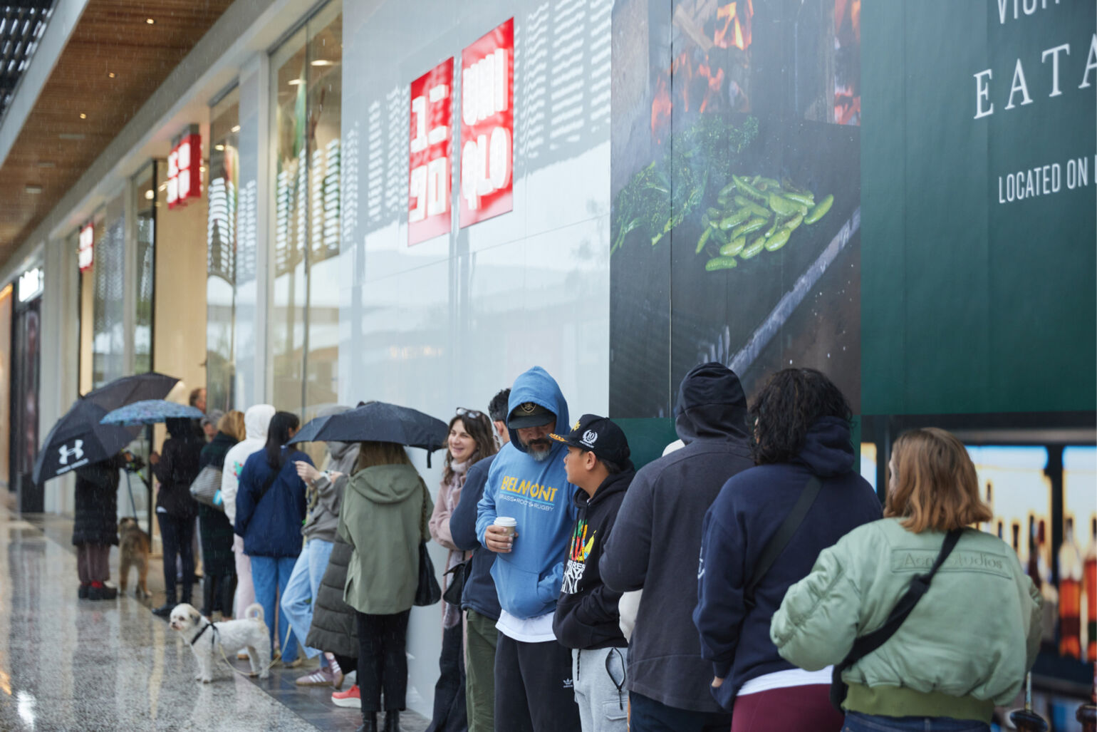 配布当日は、雨が降って気温も下がっていたため、保温性に優れたヒートテックやスウェットをお渡しすると、とても喜んでいただけました。