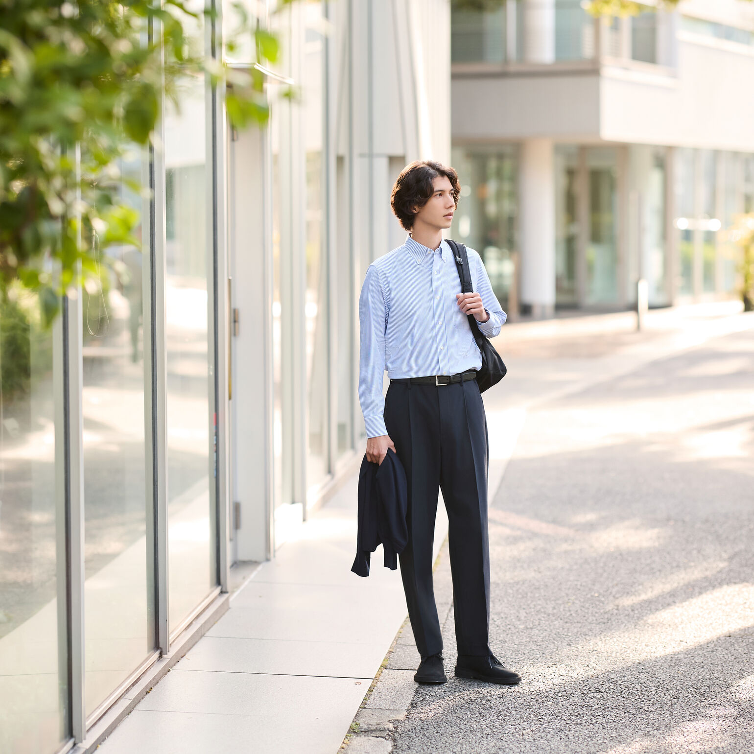 スーパーノンアイロンジャージースリムシャツ/柄/BDとタックワイドパンツを着用した男性