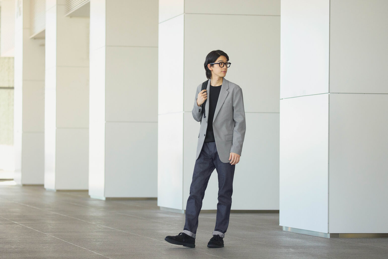 感動ジャケット/チドリとスリムフィットジーンズ/セルビッジを着用した男性