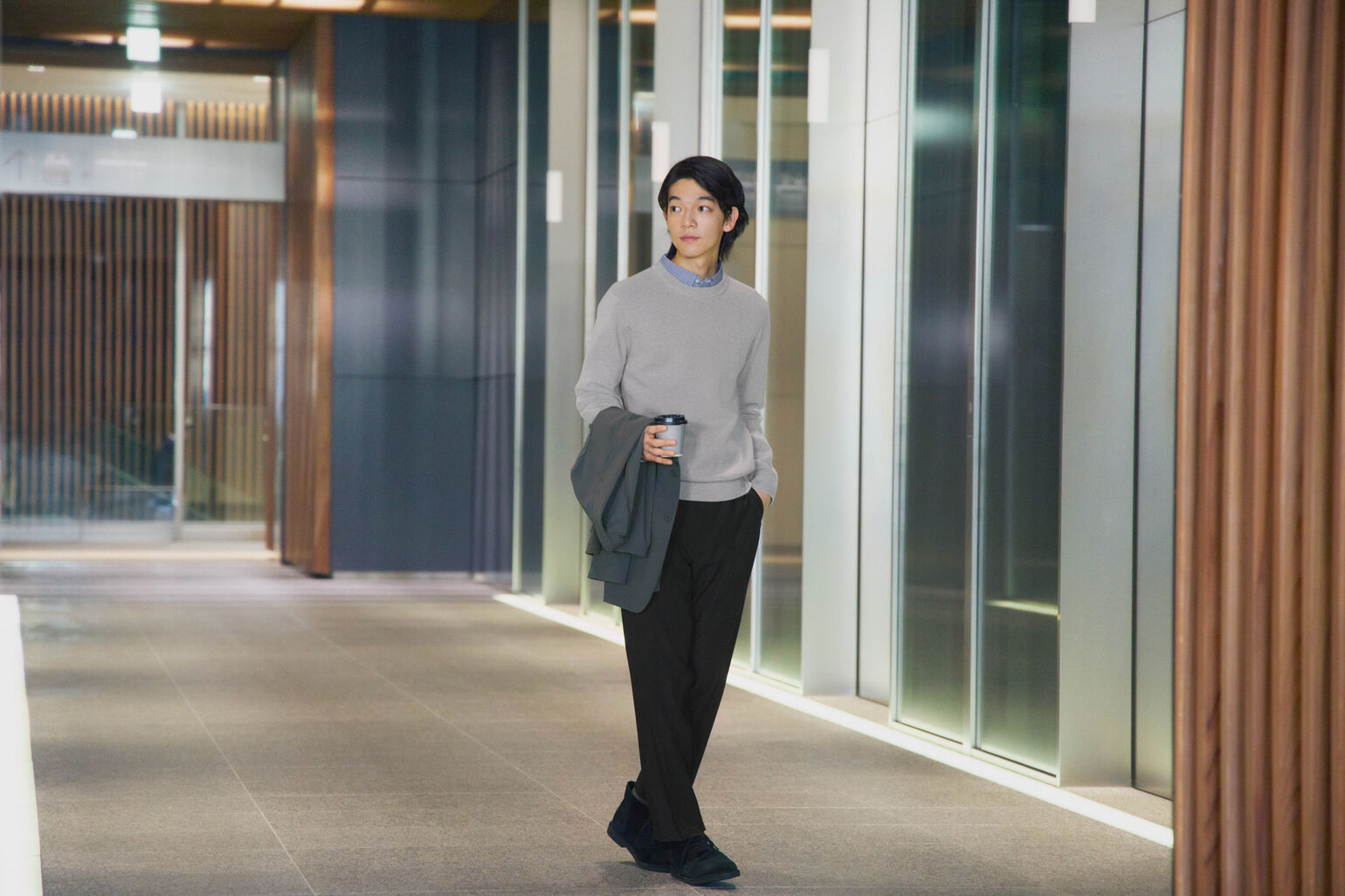 ブロードシャツ/チェック/ボタンダウン、ウォッシャブルミラノリブクルーネックセーター、スマートアンクルパンツを着用した男性