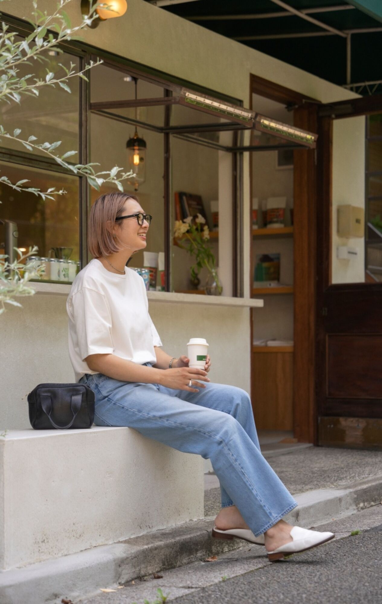 小物使いのテクニックが光る、王道の超シンプルコーデ