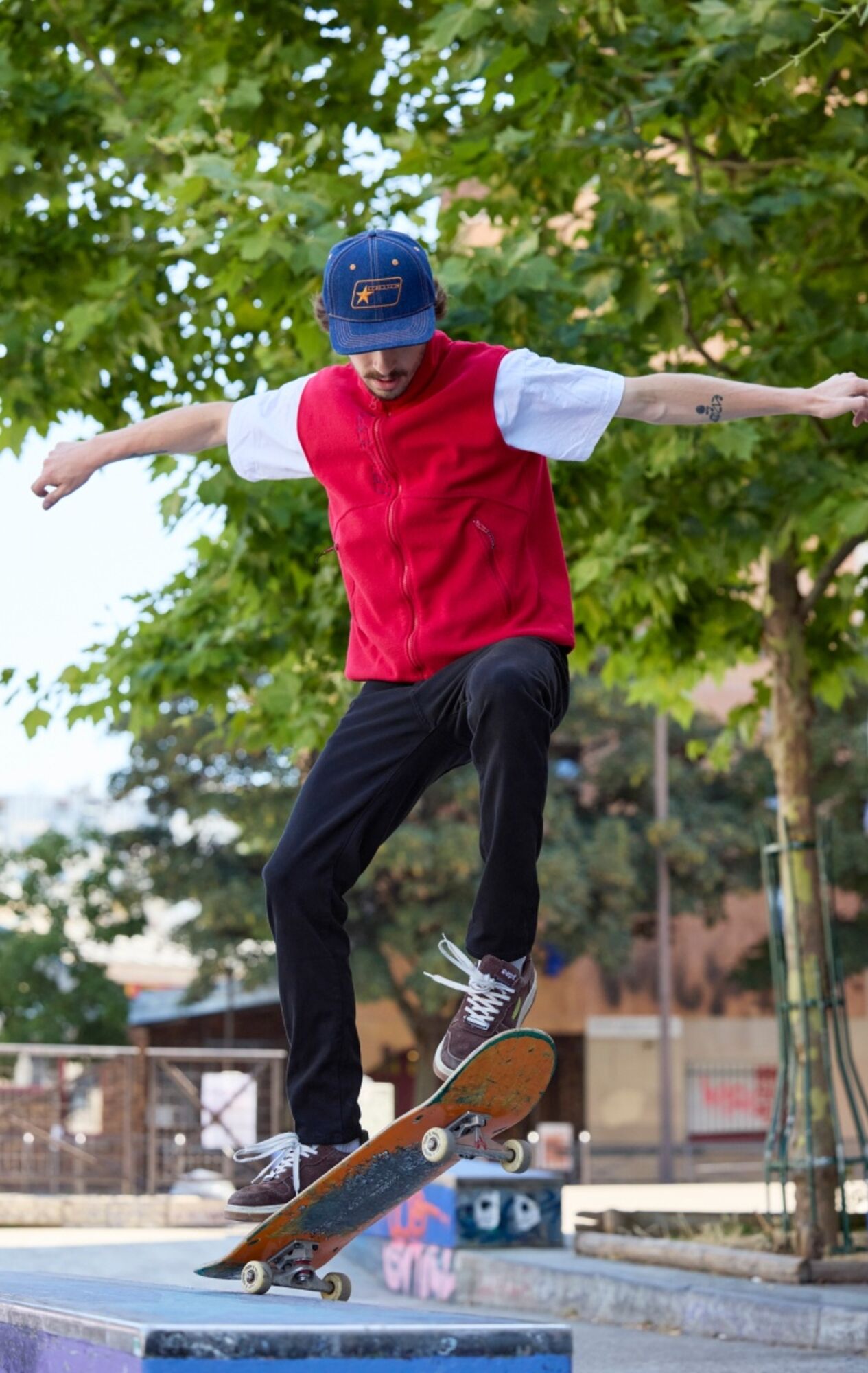 アクティブな週末に選びたいEZYジーンズ