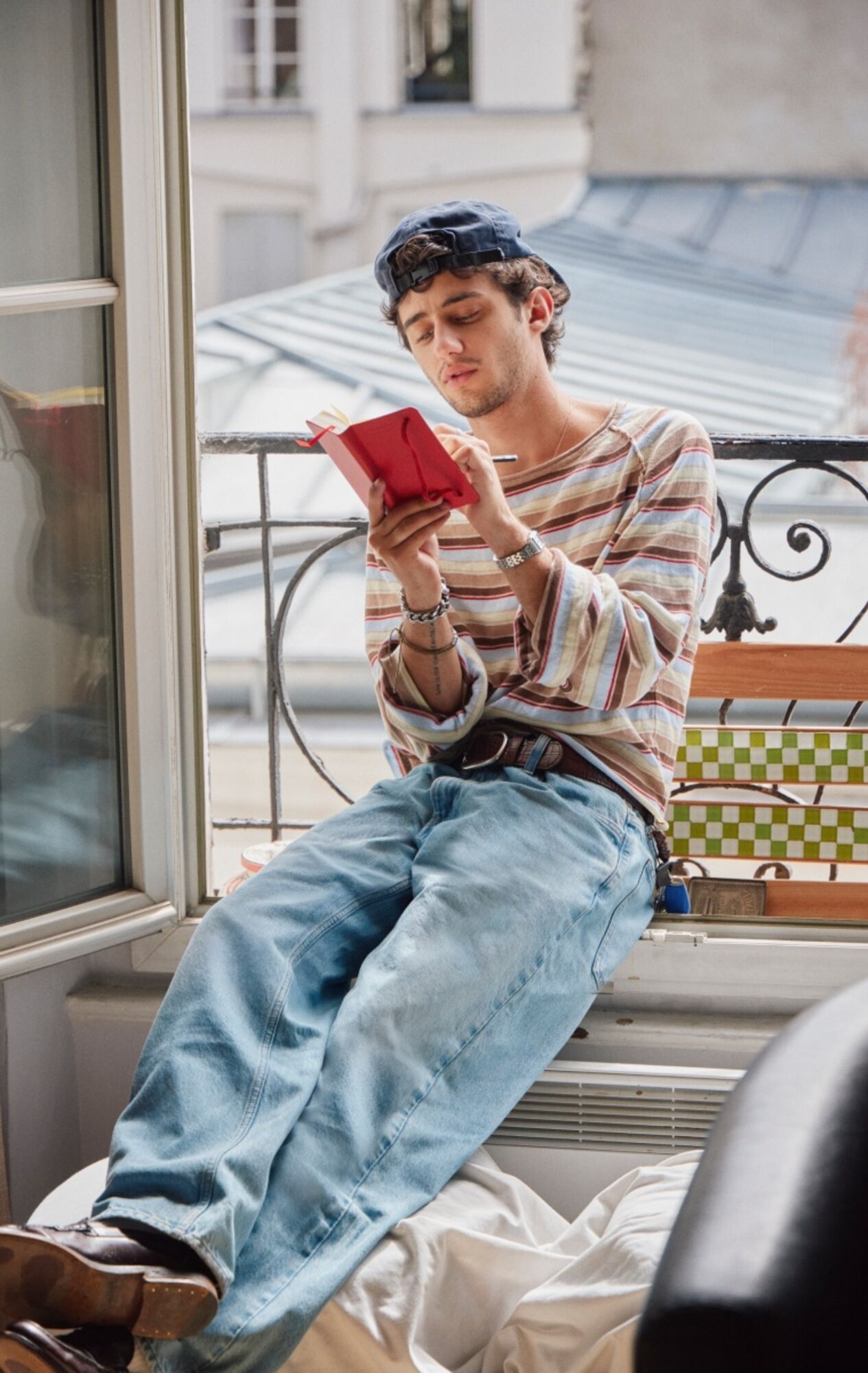 オーバーサイズのJWAストレートでラフなシルエットに