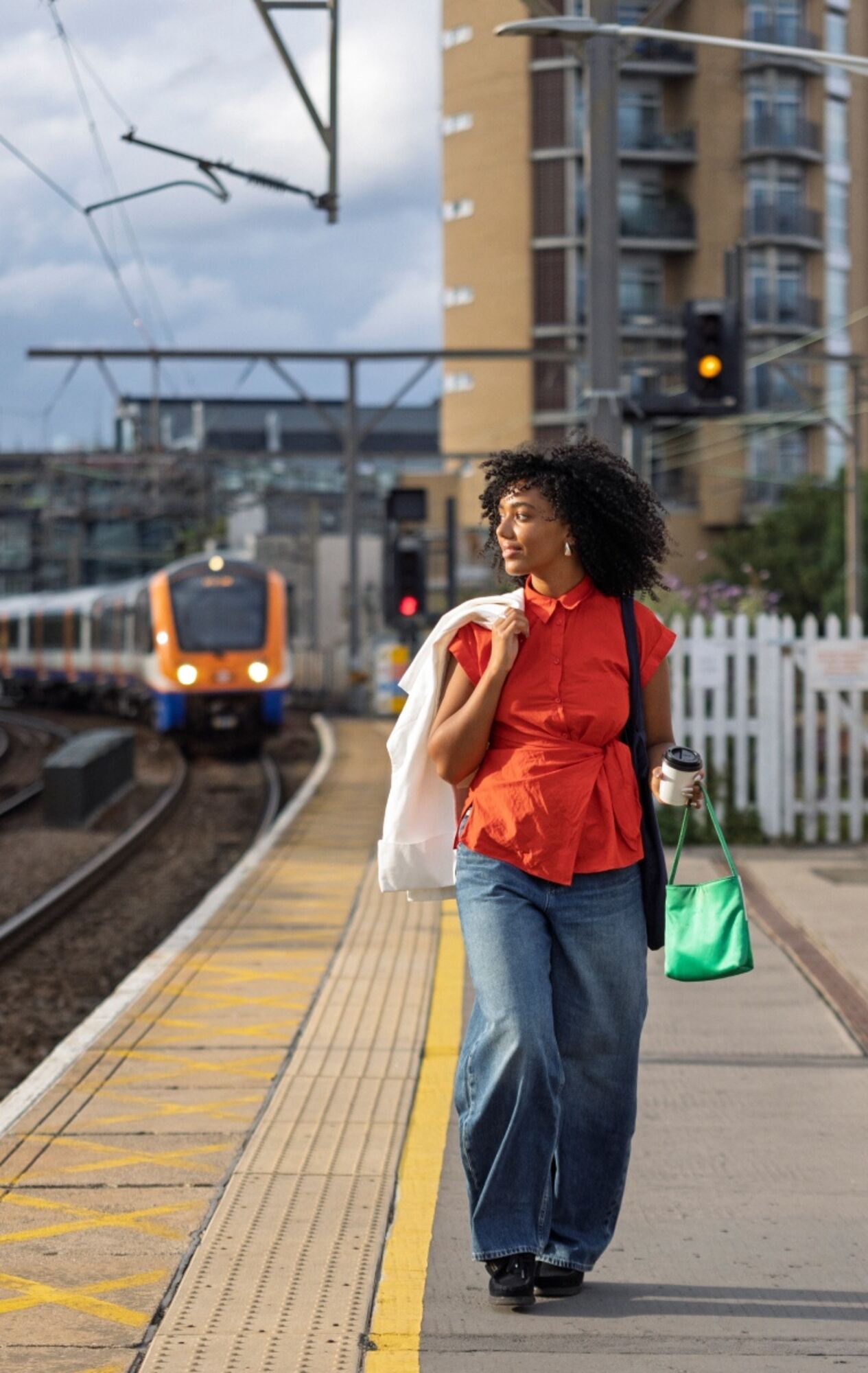 着古したような味のあるバギーカーブをビタミンカラーでPOPに着こなす