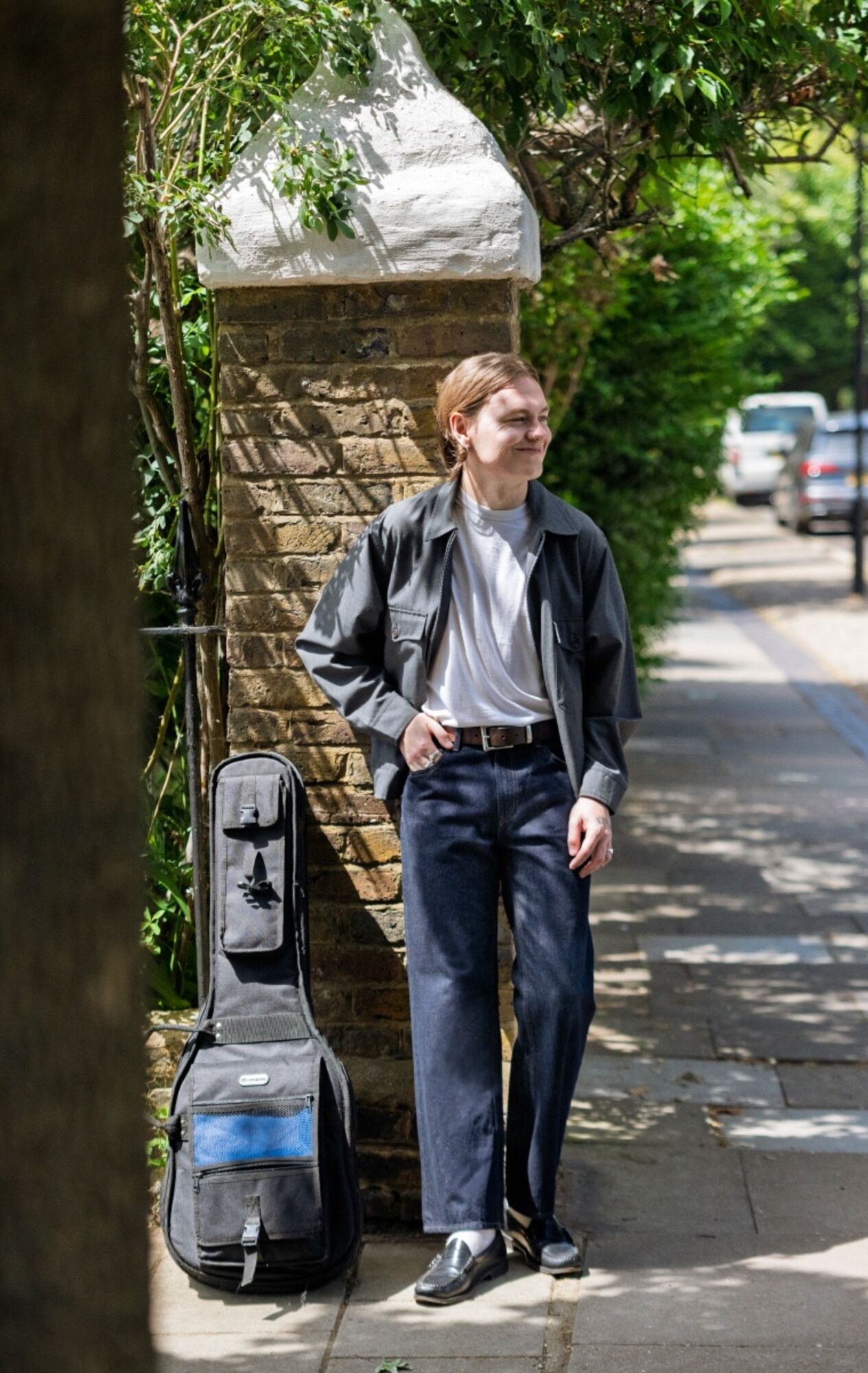 すっきりした全身バランスをつくるJWAストレートのクラシックシルエット