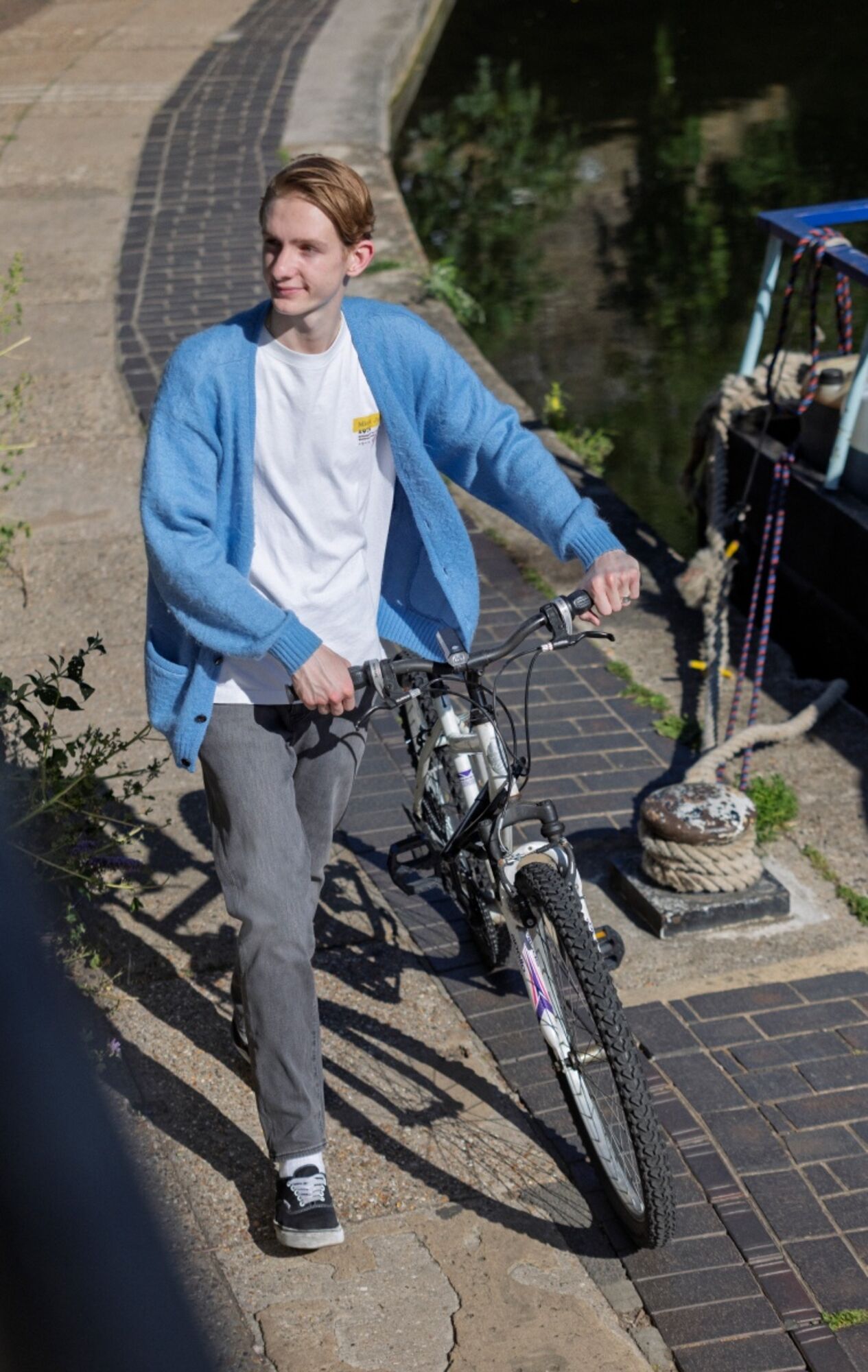 バイク生活を上品に映すストレッチの効いたEZYジーンズ