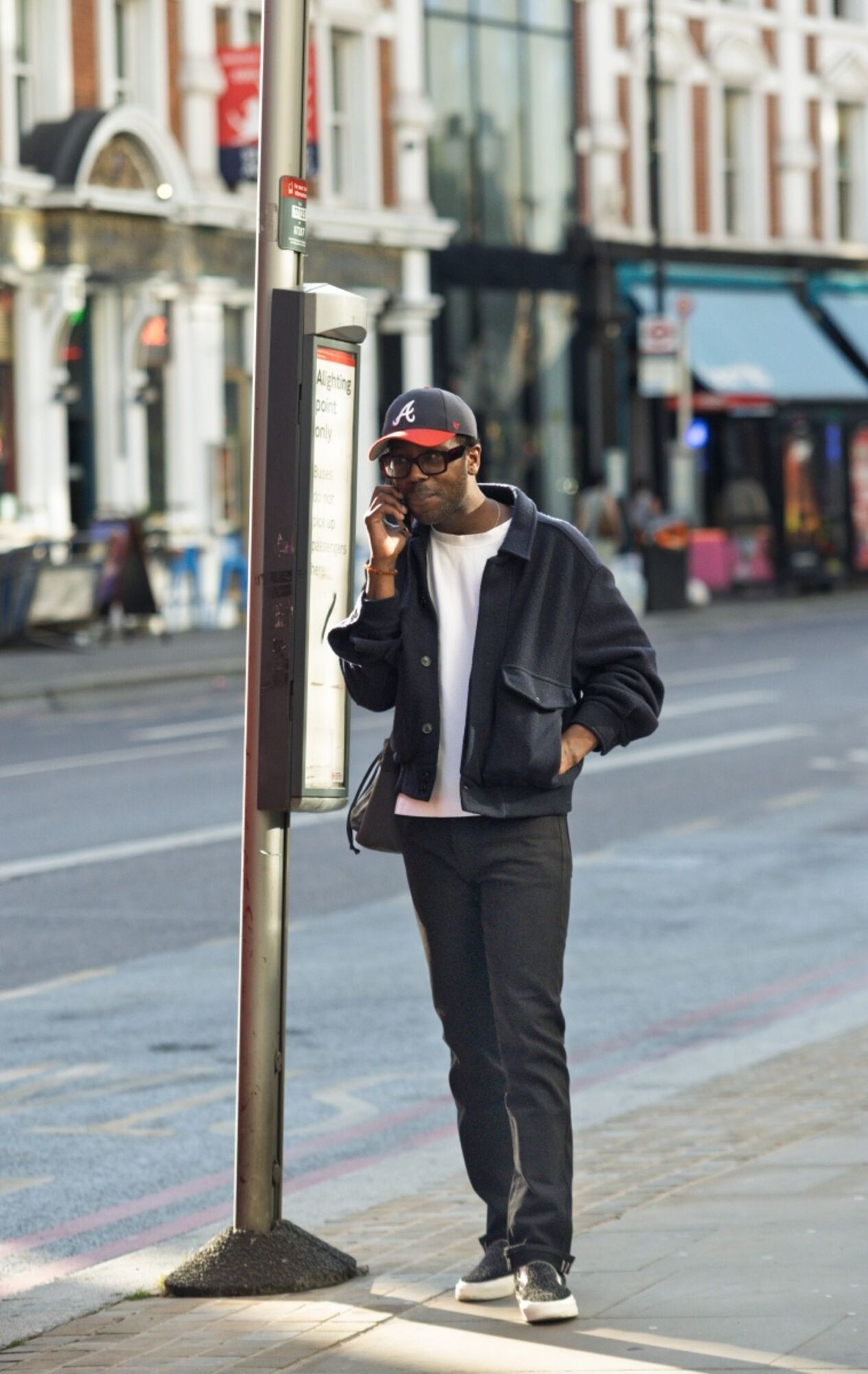 ダークトーンの組み合わせをキリッと引き締めるセルビッジスリム