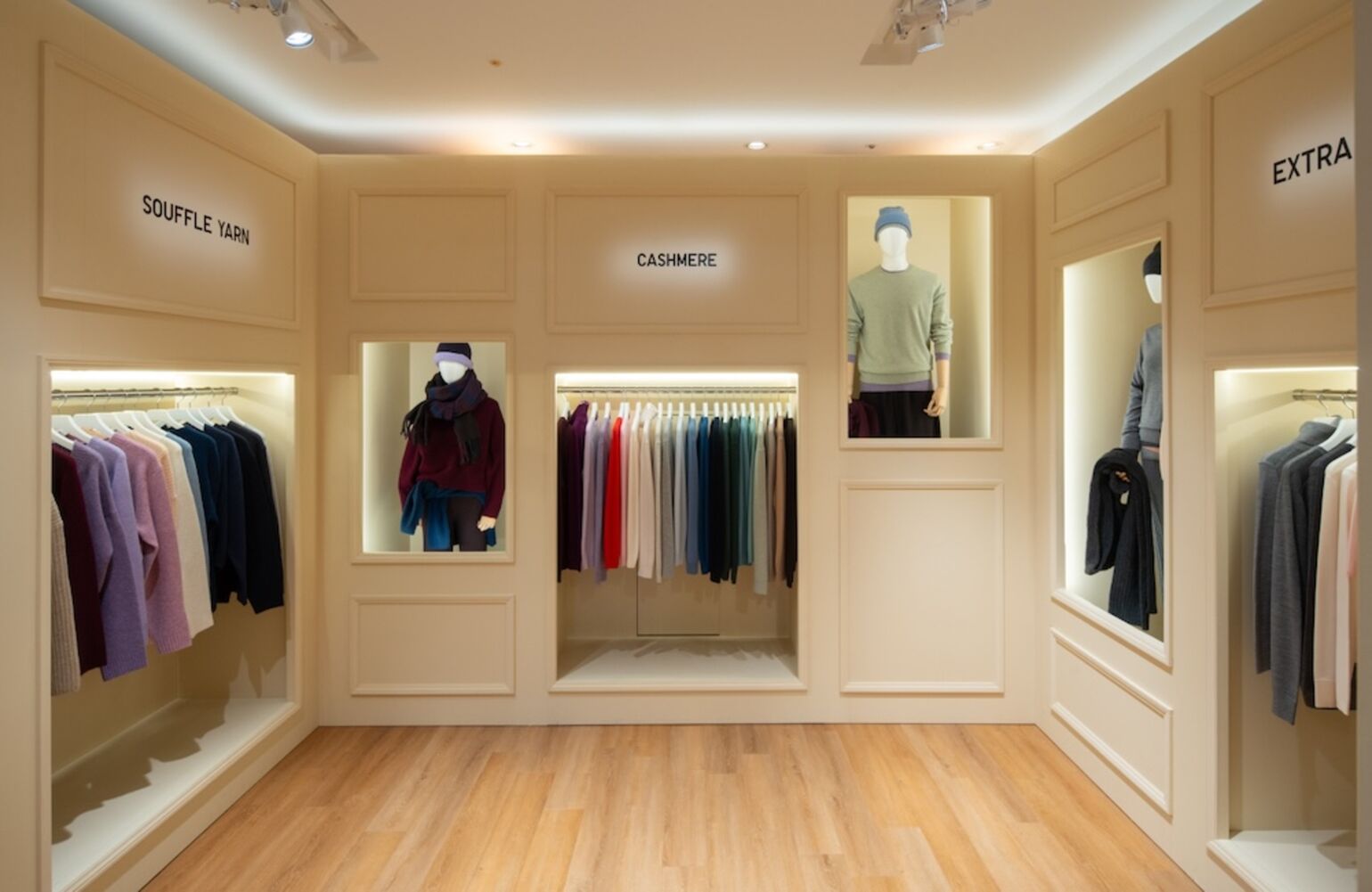 カラフルな色味が目を引く、3種類のニット