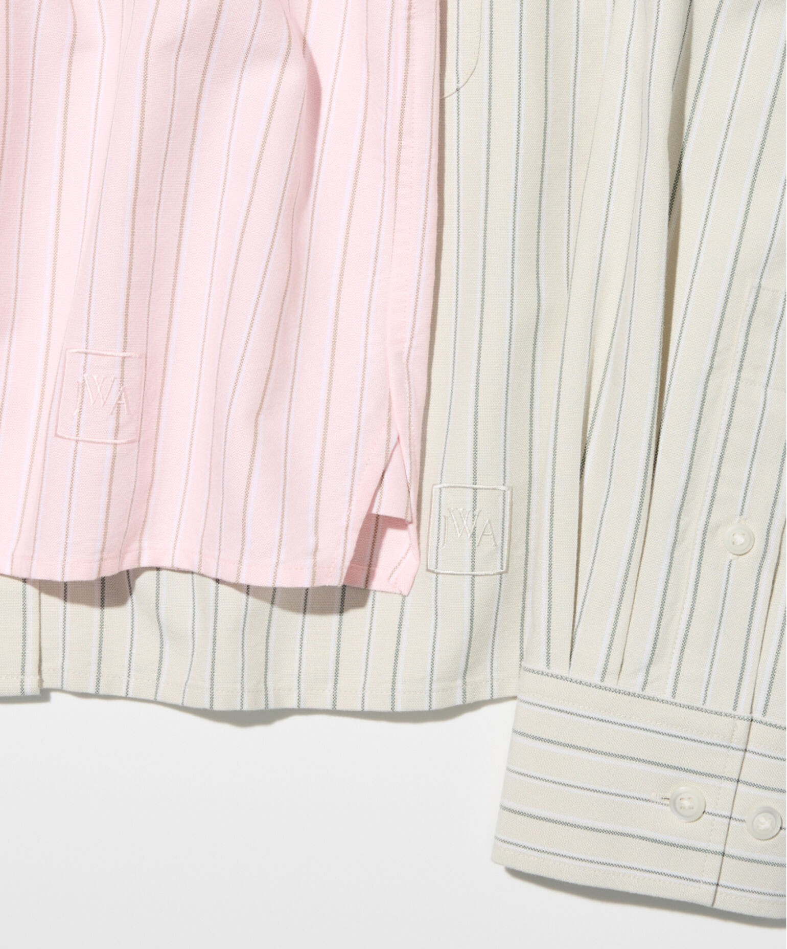 コーディネートのアクセントになる刺繍ロゴ